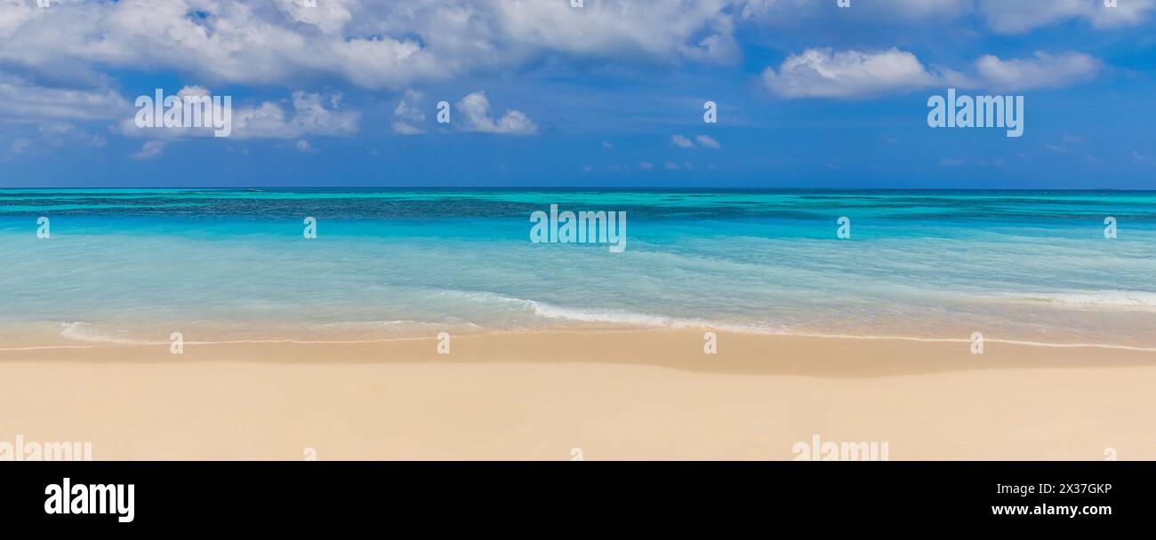 Fond de plage d'été. Sable et mer et ciel. Vue sur la mer depuis la plage tropicale avec le ciel ensoleillé. Plage tropicale de sable blanc et papier peint doux de lumière du soleil Banque D'Images