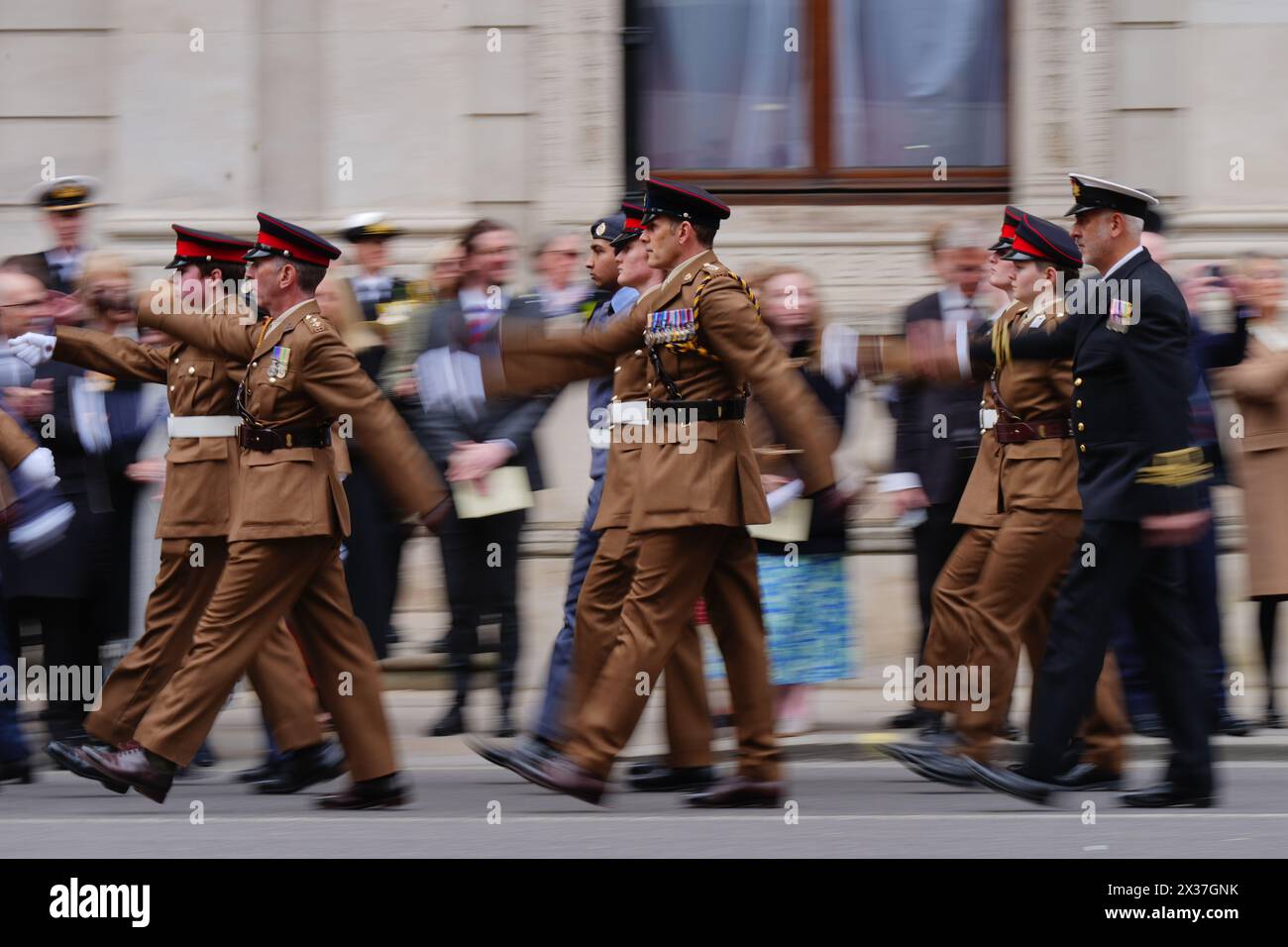 Défilé militaire lors de la cérémonie de dépôt de gerbes commémorant le jour de l'ANZAC au cénotaphe de Londres. Date de la photo : jeudi 25 avril 2024. Banque D'Images