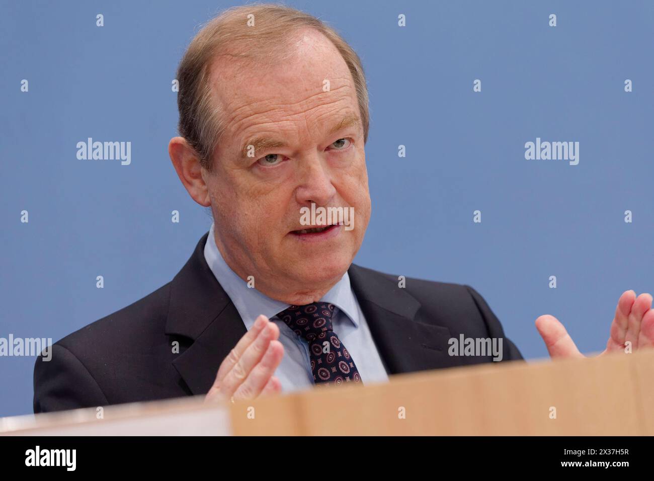 SR Gesundheit & Pflege stellt Fachkäfte-Gutachten vor 2024-04-25 Deutschland, Berlin - Bundespressekonferenz : Vorstellung des Gutachtens Fachkräfte im Gesundheitswesen. Nachhaltiger Einsatz einer knappen ressource. IM Bild Professeur Docmed. Michael Hellek, Vorsitzender des Sachverständigenrats Gesundheit & Pflege. *** SR Health Care présente le rapport d'expert 2024 04 25 Allemagne, Berlin Conférence de presse fédérale présentation du rapport d'expert sur les travailleurs qualifiés dans le secteur de la santé utilisation durable d'une ressource rare en image Professeur Dr Michael Hellek, Président du Conseil d'experts He Banque D'Images