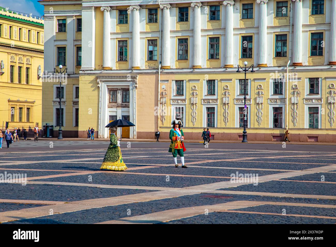 L'empereur Pierre Ier et l'impératrice Catherine Ier marchent le long de la place du Palais. St. Petersburg, Russie - 11 septembre 2023. Banque D'Images
