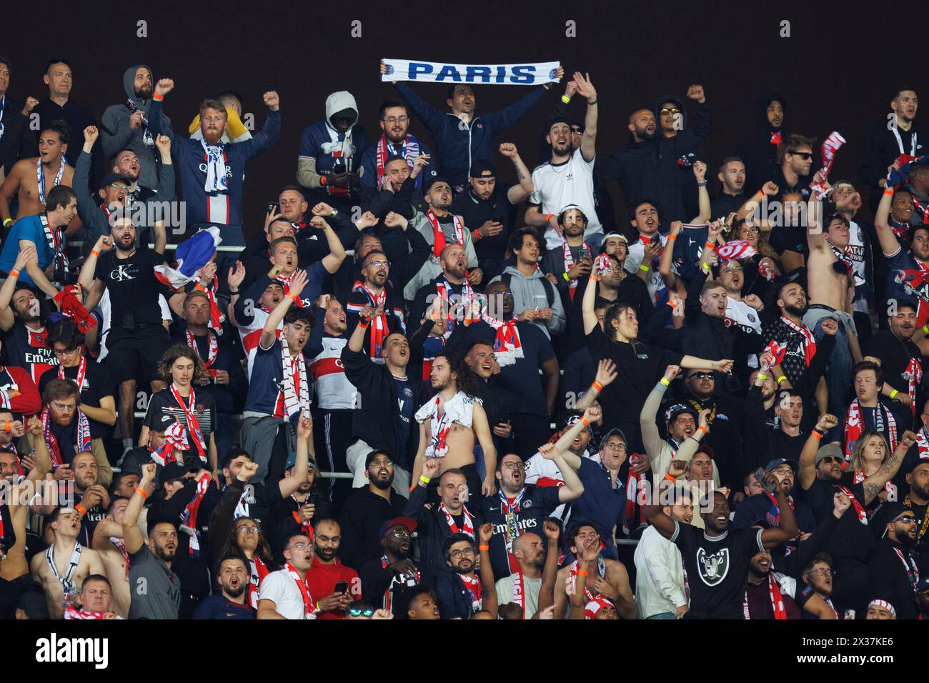 Barcelone, Espagne. 16 avril 2024. Les fans du PSG célèbrent la victoire lors du match de Ligue des champions de l'UEFA entre le FC Barcelone et le Paris Saint-Germain Banque D'Images