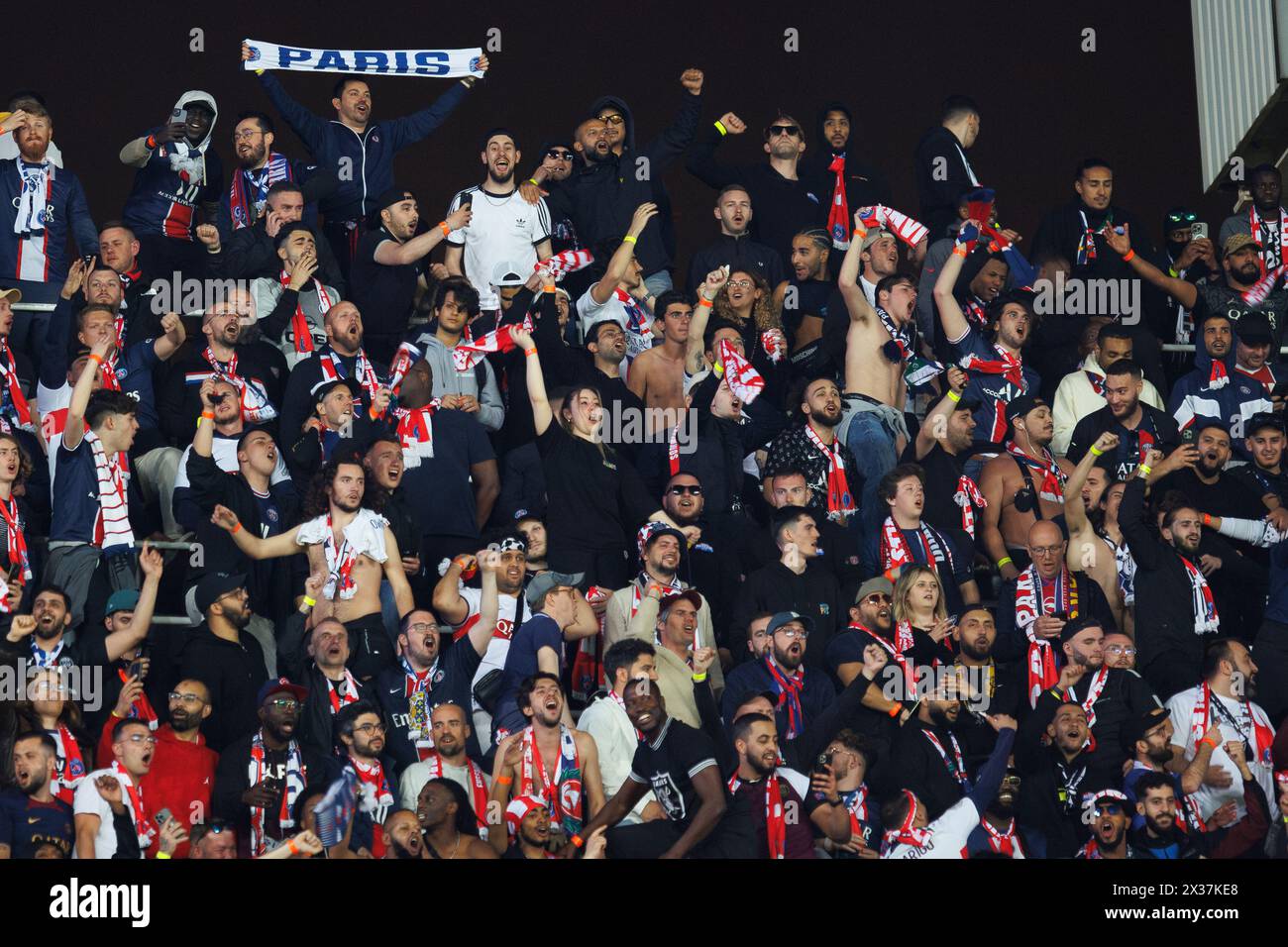 Barcelone, Espagne. 16 avril 2024. Les fans du PSG célèbrent la victoire lors du match de Ligue des champions de l'UEFA entre le FC Barcelone et le Paris Saint-Germain Banque D'Images
