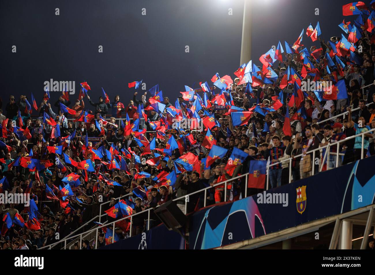 Barcelone, Espagne. 16 avril 2024. Les fans du Barça brandissent leurs drapeaux lors du match de l'UEFA Champions League entre le FC Barcelone et le Paris Saint-Germain à l'adresse Banque D'Images
