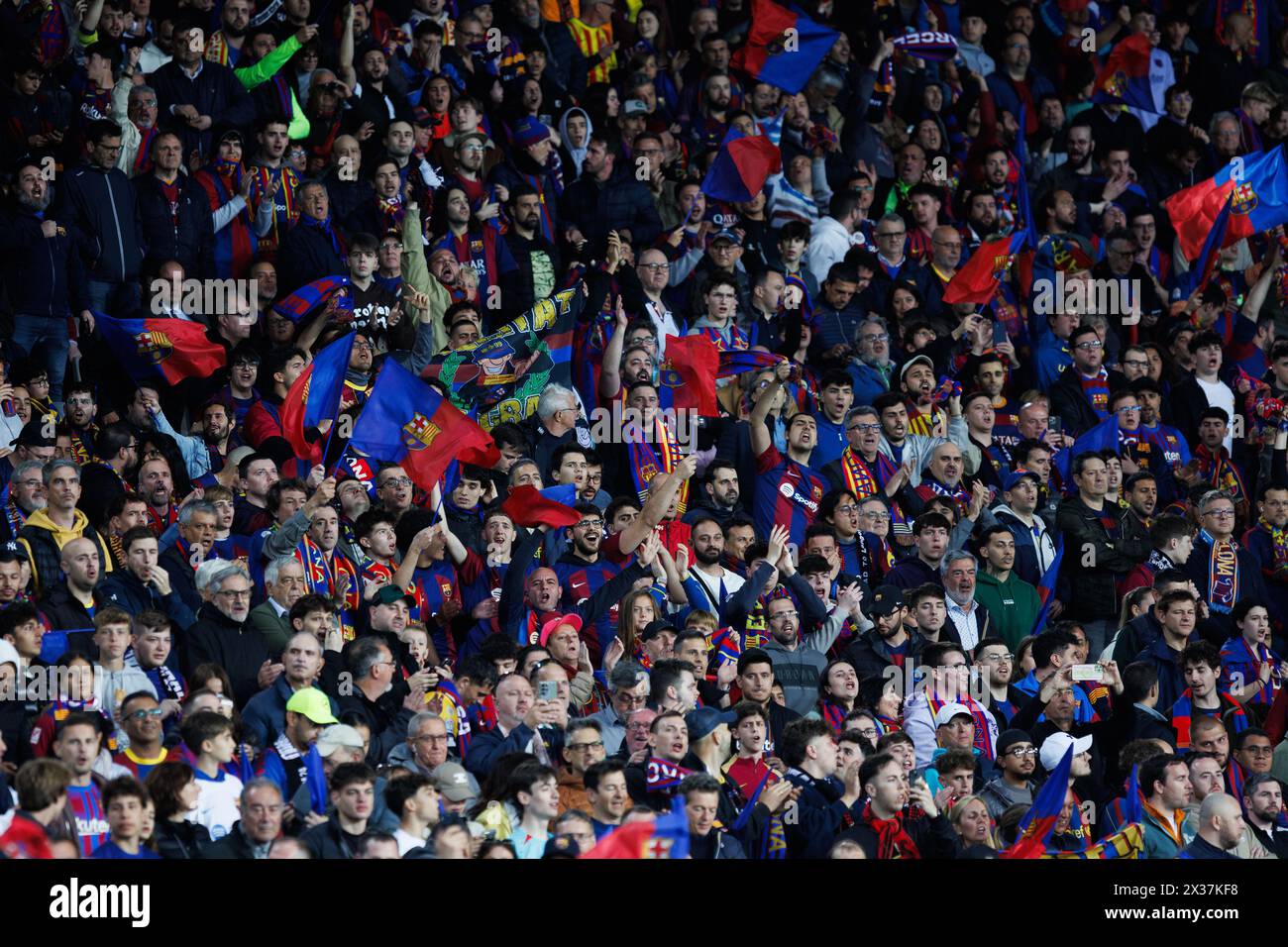 Barcelone, Espagne. 16 avril 2024. Les supporters en action lors du match de l'UEFA Champions League entre le FC Barcelone et le Paris Saint-Germain à l'Estadi Banque D'Images