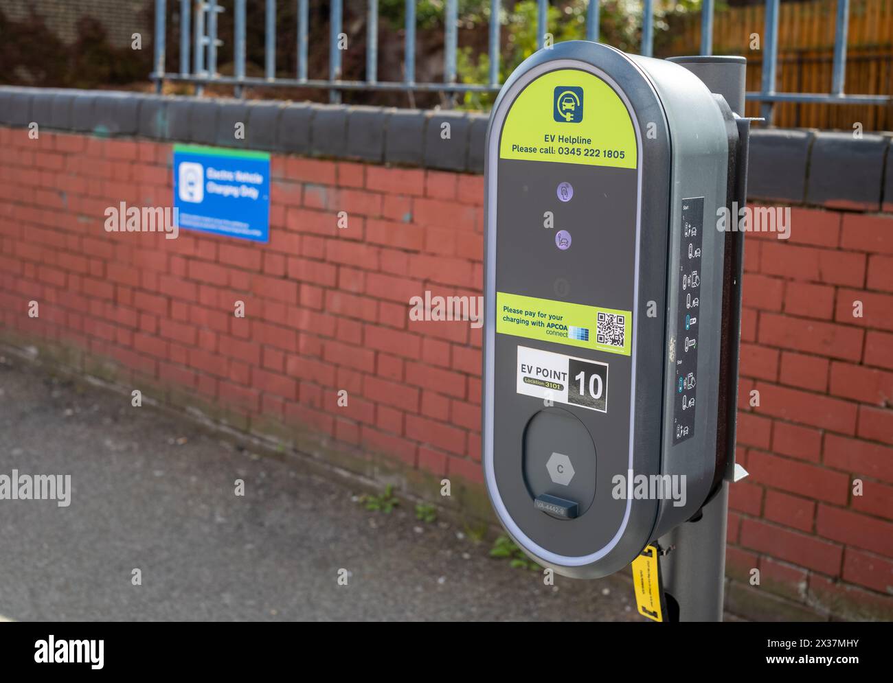 Un point de recharge public de véhicules électriques Apcoa dans une rue de Londres, au Royaume-Uni. Banque D'Images Un point de recharge public de véhicules électriques Apcoa dans une rue de Londres, au Royaume-Uni. Banque D'Images