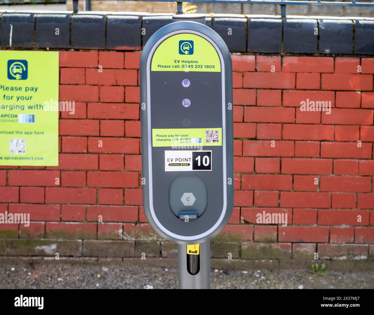 Un point de recharge public de véhicules électriques Apcoa dans une rue de Londres, au Royaume-Uni. Banque D'Images