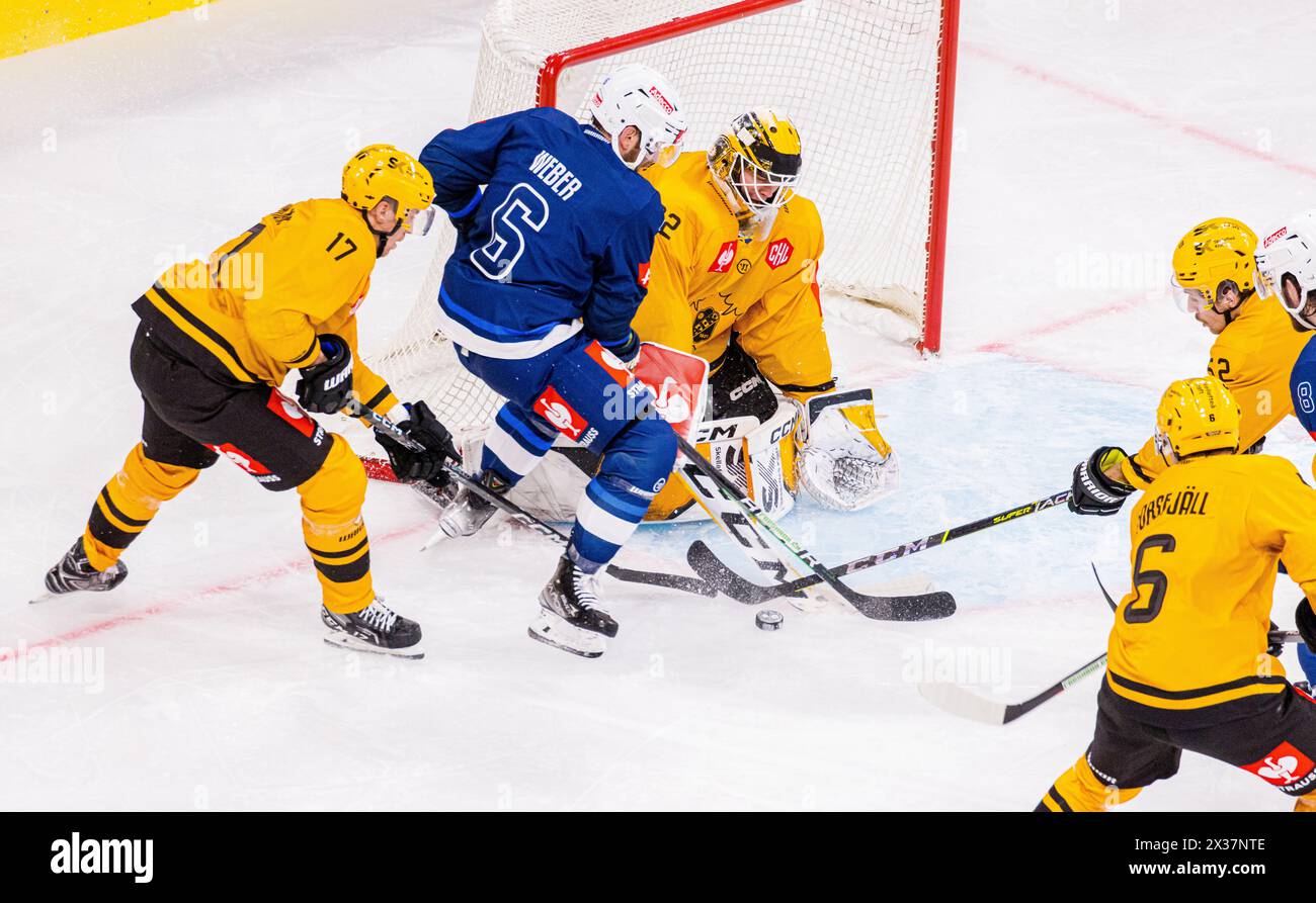 ZSC Lions Verteidiger #6 Yannick Weber versucht Skelleftea Torwart #32 Linus Söderström zu bezwingen. (Zürich, Schweiz, 22.11.2022) Banque D'Images