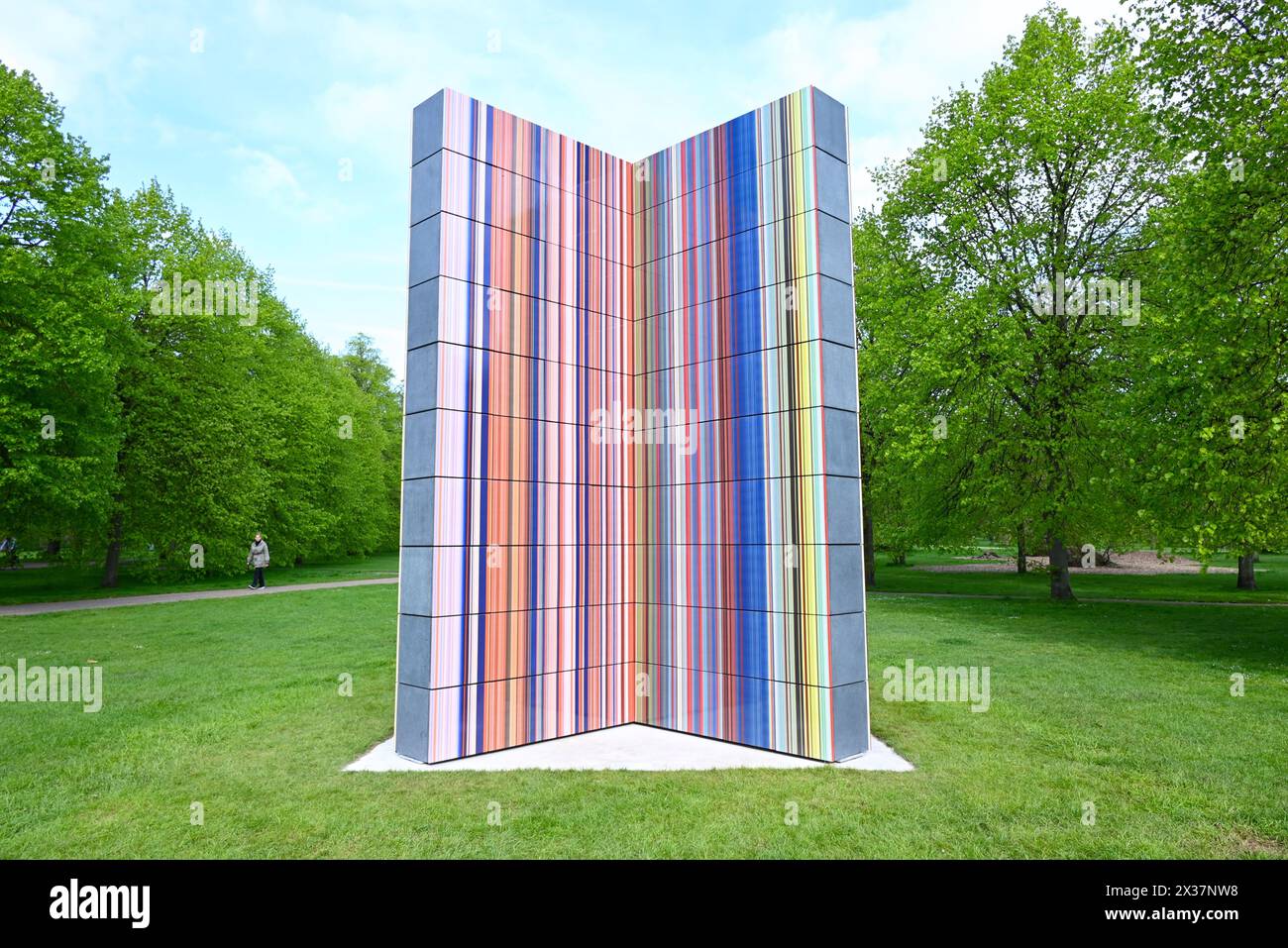 Serpentine présente une nouvelle sculpture à grande échelle de l'artiste allemand Gerhard Richter (né en 1932 à Dresde, Allemagne ; vit et travaille à Cologne, Allemagne). Situé sur le socle de Serpentine South, dans les jardins de Kensington, STRIP-TOWER (2023) est exposé du 25 avril au 27 octobre 2024. C'est la dernière présentation d'une longue série de présentations publiques remarquables dans les parcs royaux depuis la fondation de Serpentine en 1970...Serpentine South 25 avril – 27 octobre 2024 Banque D'Images