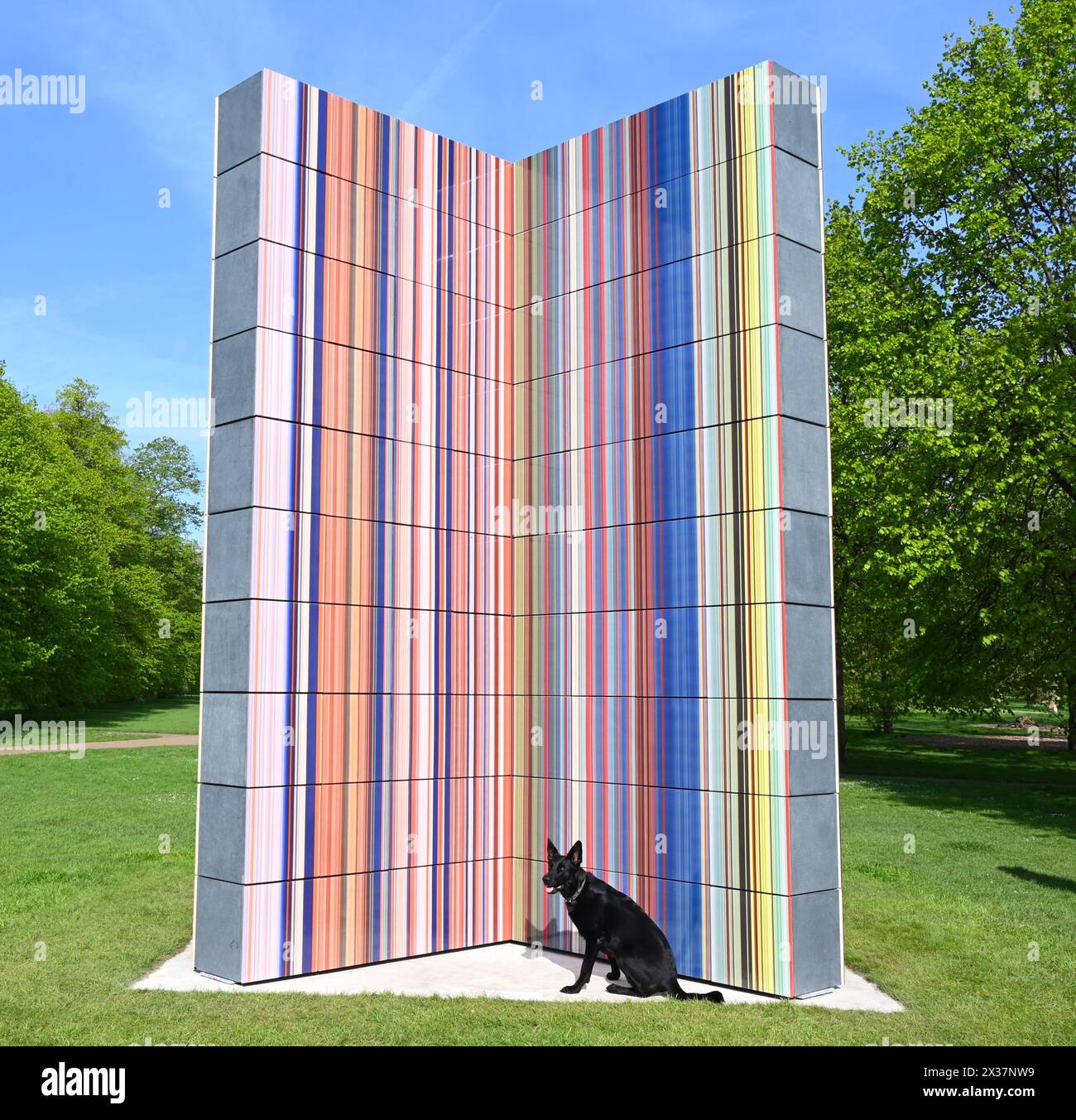 Serpentine présente une nouvelle sculpture à grande échelle de l'artiste allemand Gerhard Richter (né en 1932 à Dresde, Allemagne ; vit et travaille à Cologne, Allemagne). Situé sur le socle de Serpentine South, dans les jardins de Kensington, STRIP-TOWER (2023) est exposé du 25 avril au 27 octobre 2024. C'est la dernière présentation d'une longue série de présentations publiques remarquables dans les parcs royaux depuis la fondation de Serpentine en 1970...Serpentine South 25 avril – 27 octobre 2024 Banque D'Images