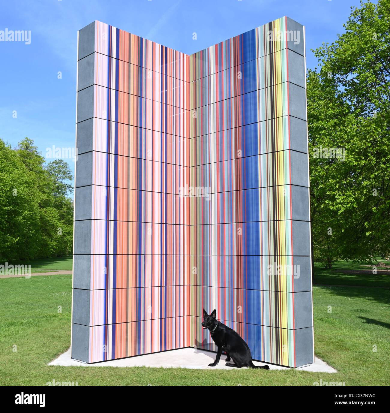 Serpentine présente une nouvelle sculpture à grande échelle de l'artiste allemand Gerhard Richter (né en 1932 à Dresde, Allemagne ; vit et travaille à Cologne, Allemagne). Situé sur le socle de Serpentine South, dans les jardins de Kensington, STRIP-TOWER (2023) est exposé du 25 avril au 27 octobre 2024. C'est la dernière présentation d'une longue série de présentations publiques remarquables dans les parcs royaux depuis la fondation de Serpentine en 1970...Serpentine South 25 avril – 27 octobre 2024 Banque D'Images