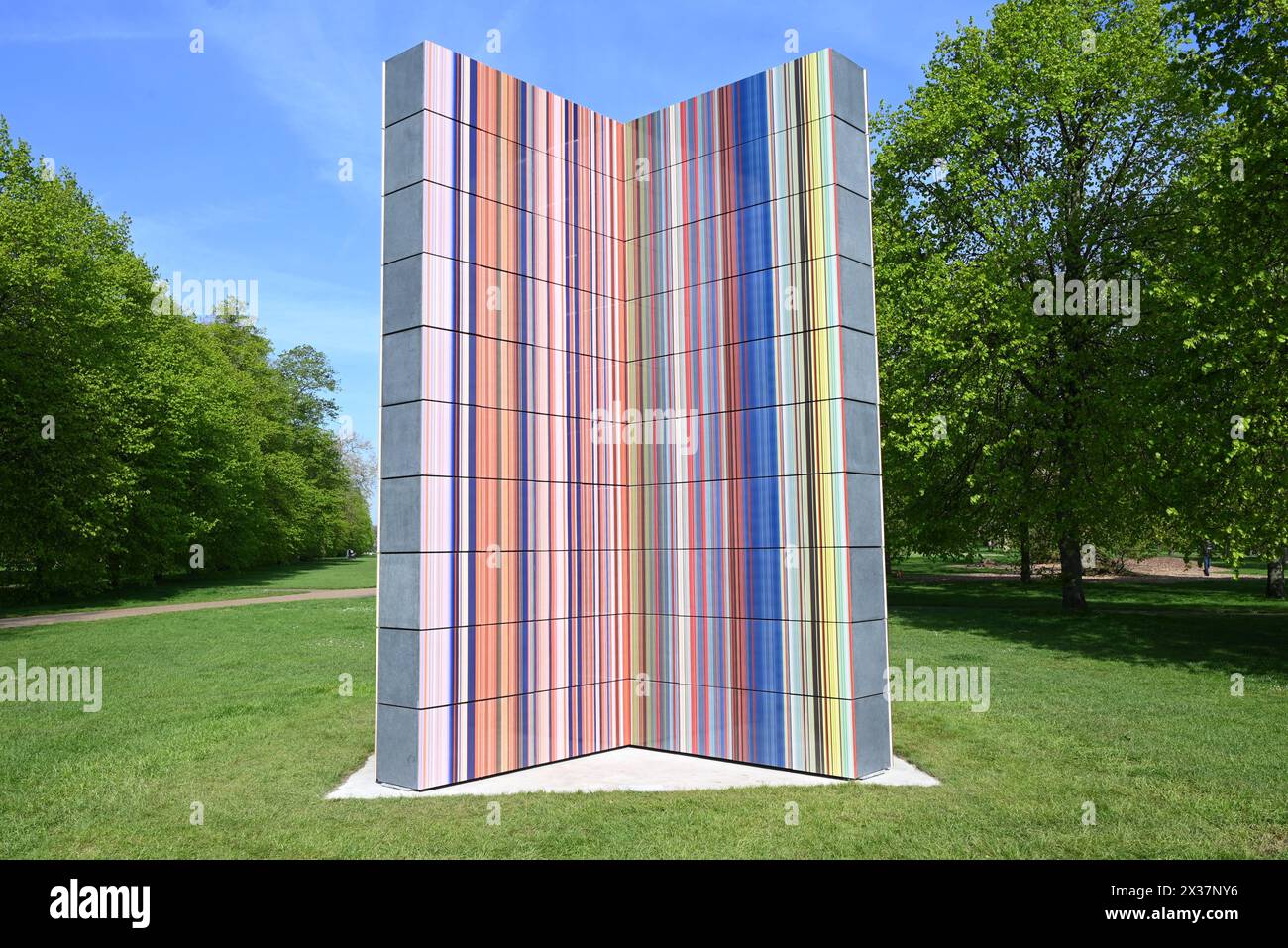Serpentine présente une nouvelle sculpture à grande échelle de l'artiste allemand Gerhard Richter (né en 1932 à Dresde, Allemagne ; vit et travaille à Cologne, Allemagne). Situé sur le socle de Serpentine South, dans les jardins de Kensington, STRIP-TOWER (2023) est exposé du 25 avril au 27 octobre 2024. C'est la dernière présentation d'une longue série de présentations publiques remarquables dans les parcs royaux depuis la fondation de Serpentine en 1970...Serpentine South 25 avril – 27 octobre 2024 Banque D'Images