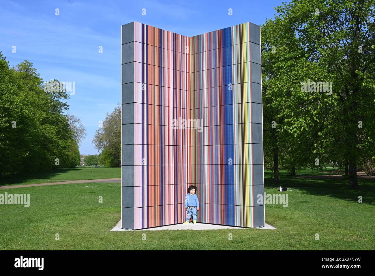 Serpentine présente une nouvelle sculpture à grande échelle de l'artiste allemand Gerhard Richter (né en 1932 à Dresde, Allemagne ; vit et travaille à Cologne, Allemagne). Situé sur le socle de Serpentine South, dans les jardins de Kensington, STRIP-TOWER (2023) est exposé du 25 avril au 27 octobre 2024. C'est la dernière présentation d'une longue série de présentations publiques remarquables dans les parcs royaux depuis la fondation de Serpentine en 1970...Serpentine South 25 avril – 27 octobre 2024 Banque D'Images