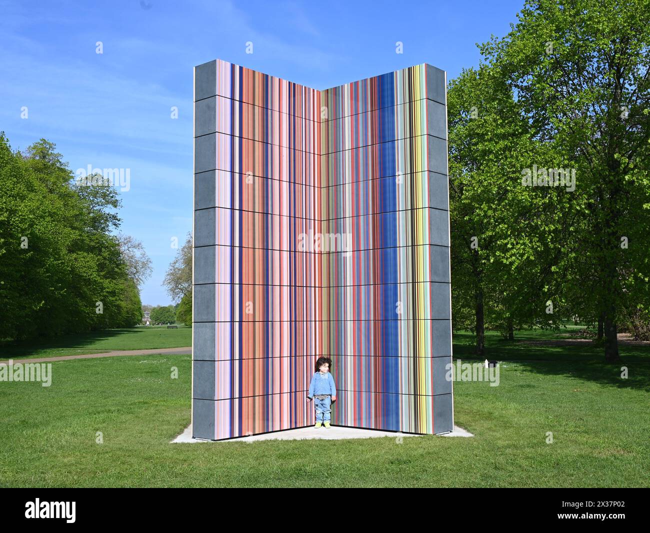 Serpentine présente une nouvelle sculpture à grande échelle de l'artiste allemand Gerhard Richter (né en 1932 à Dresde, Allemagne ; vit et travaille à Cologne, Allemagne). Situé sur le socle de Serpentine South, dans les jardins de Kensington, STRIP-TOWER (2023) est exposé du 25 avril au 27 octobre 2024. C'est la dernière présentation d'une longue série de présentations publiques remarquables dans les parcs royaux depuis la fondation de Serpentine en 1970...Serpentine South 25 avril – 27 octobre 2024 Banque D'Images