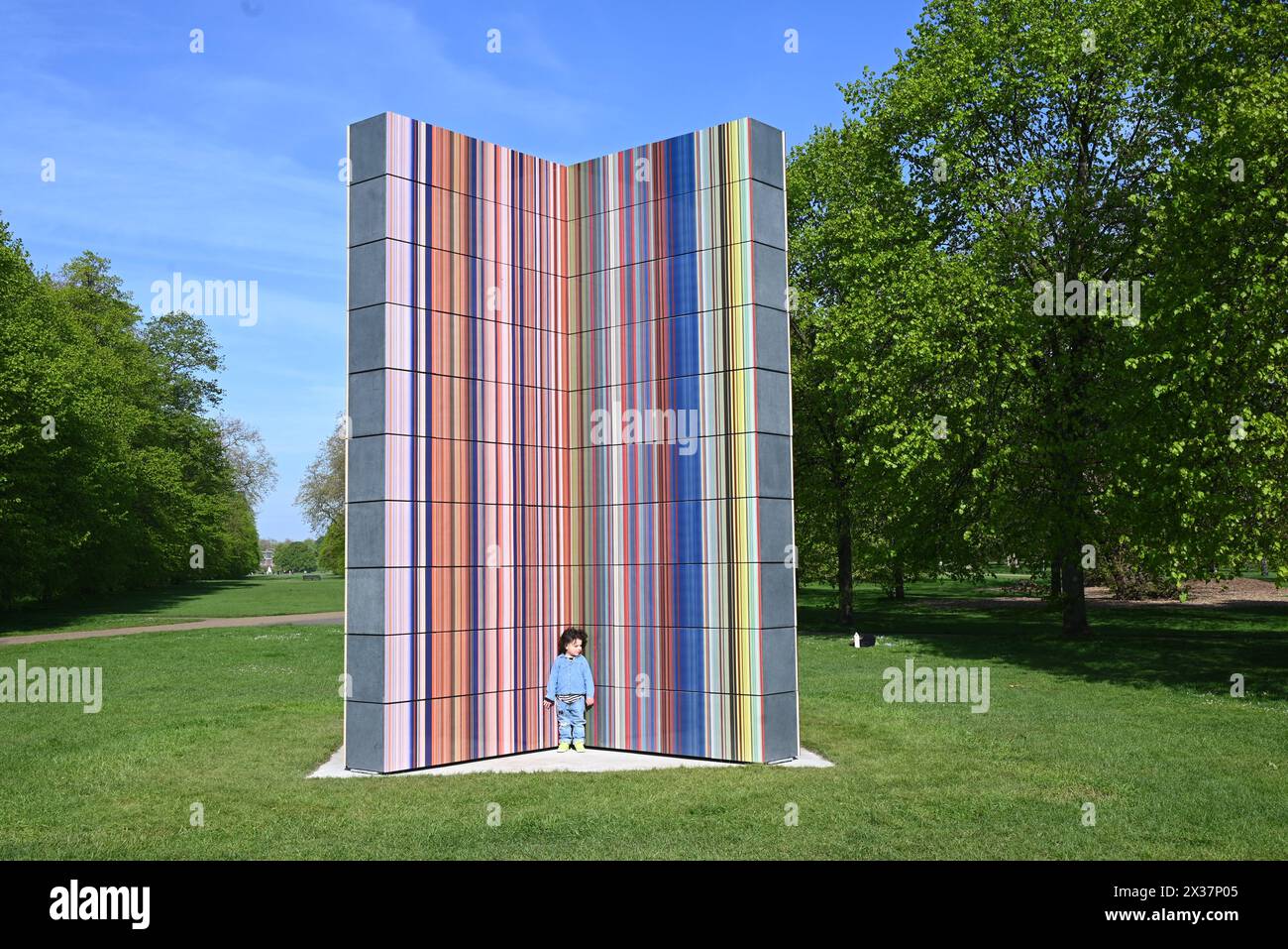 Serpentine présente une nouvelle sculpture à grande échelle de l'artiste allemand Gerhard Richter (né en 1932 à Dresde, Allemagne ; vit et travaille à Cologne, Allemagne). Situé sur le socle de Serpentine South, dans les jardins de Kensington, STRIP-TOWER (2023) est exposé du 25 avril au 27 octobre 2024. C'est la dernière présentation d'une longue série de présentations publiques remarquables dans les parcs royaux depuis la fondation de Serpentine en 1970...Serpentine South 25 avril – 27 octobre 2024 Banque D'Images