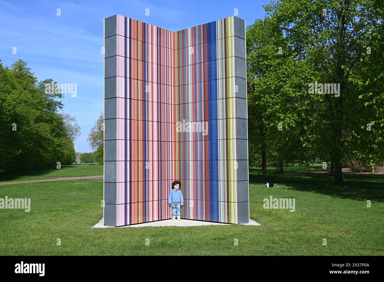 Serpentine présente une nouvelle sculpture à grande échelle de l'artiste allemand Gerhard Richter (né en 1932 à Dresde, Allemagne ; vit et travaille à Cologne, Allemagne). Situé sur le socle de Serpentine South, dans les jardins de Kensington, STRIP-TOWER (2023) est exposé du 25 avril au 27 octobre 2024. C'est la dernière présentation d'une longue série de présentations publiques remarquables dans les parcs royaux depuis la fondation de Serpentine en 1970...Serpentine South 25 avril – 27 octobre 2024 Banque D'Images