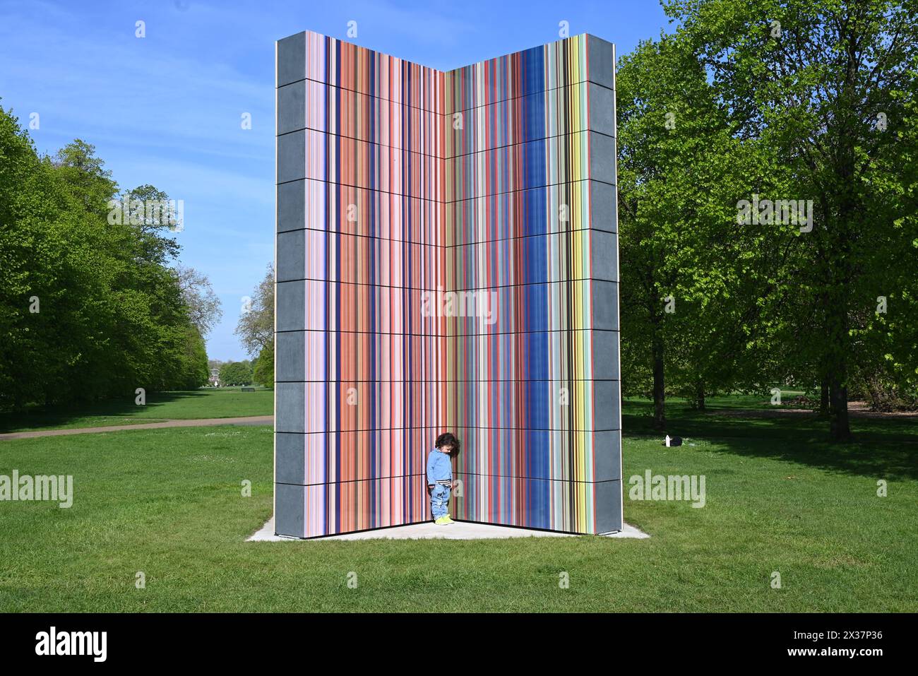 Serpentine présente une nouvelle sculpture à grande échelle de l'artiste allemand Gerhard Richter (né en 1932 à Dresde, Allemagne ; vit et travaille à Cologne, Allemagne). Situé sur le socle de Serpentine South, dans les jardins de Kensington, STRIP-TOWER (2023) est exposé du 25 avril au 27 octobre 2024. C'est la dernière présentation d'une longue série de présentations publiques remarquables dans les parcs royaux depuis la fondation de Serpentine en 1970...Serpentine South 25 avril – 27 octobre 2024 Banque D'Images