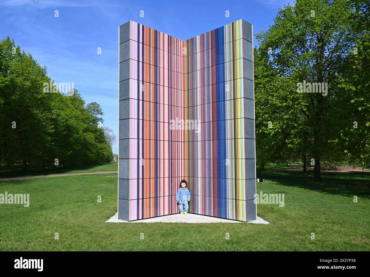 Serpentine présente une nouvelle sculpture à grande échelle de l'artiste allemand Gerhard Richter (né en 1932 à Dresde, Allemagne ; vit et travaille à Cologne, Allemagne). Situé sur le socle de Serpentine South, dans les jardins de Kensington, STRIP-TOWER (2023) est exposé du 25 avril au 27 octobre 2024. C'est la dernière présentation d'une longue série de présentations publiques remarquables dans les parcs royaux depuis la fondation de Serpentine en 1970...Serpentine South 25 avril – 27 octobre 2024 Banque D'Images