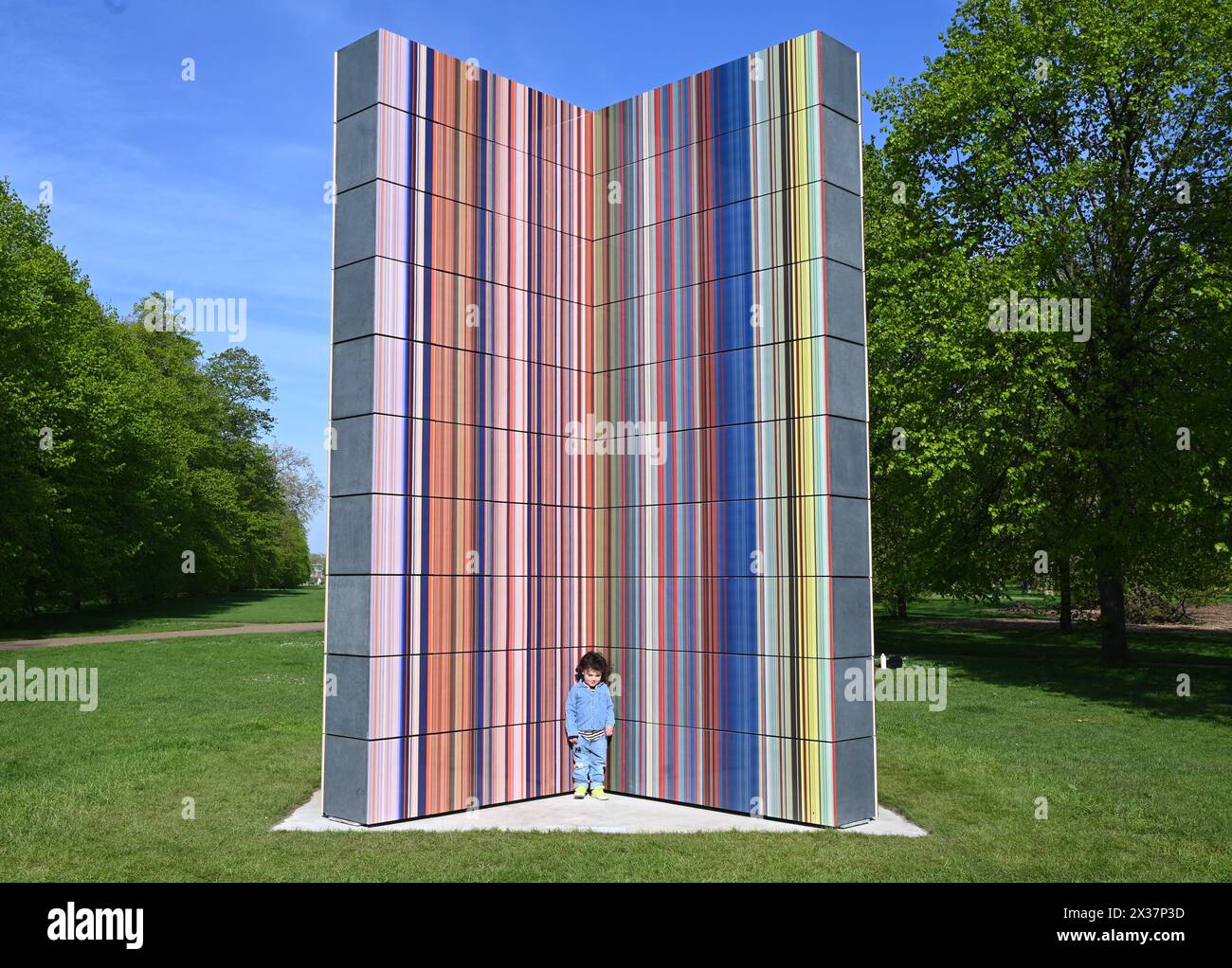 Serpentine présente une nouvelle sculpture à grande échelle de l'artiste allemand Gerhard Richter (né en 1932 à Dresde, Allemagne ; vit et travaille à Cologne, Allemagne). Situé sur le socle de Serpentine South, dans les jardins de Kensington, STRIP-TOWER (2023) est exposé du 25 avril au 27 octobre 2024. C'est la dernière présentation d'une longue série de présentations publiques remarquables dans les parcs royaux depuis la fondation de Serpentine en 1970...Serpentine South 25 avril – 27 octobre 2024 Banque D'Images