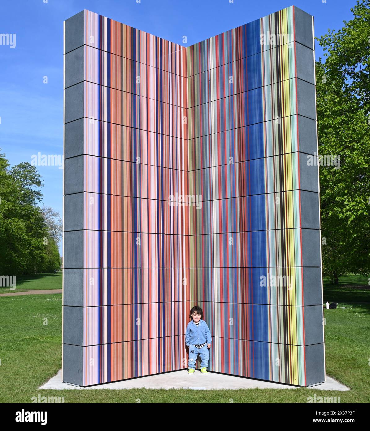 Serpentine présente une nouvelle sculpture à grande échelle de l'artiste allemand Gerhard Richter (né en 1932 à Dresde, Allemagne ; vit et travaille à Cologne, Allemagne). Situé sur le socle de Serpentine South, dans les jardins de Kensington, STRIP-TOWER (2023) est exposé du 25 avril au 27 octobre 2024. C'est la dernière présentation d'une longue série de présentations publiques remarquables dans les parcs royaux depuis la fondation de Serpentine en 1970...Serpentine South 25 avril – 27 octobre 2024 Banque D'Images