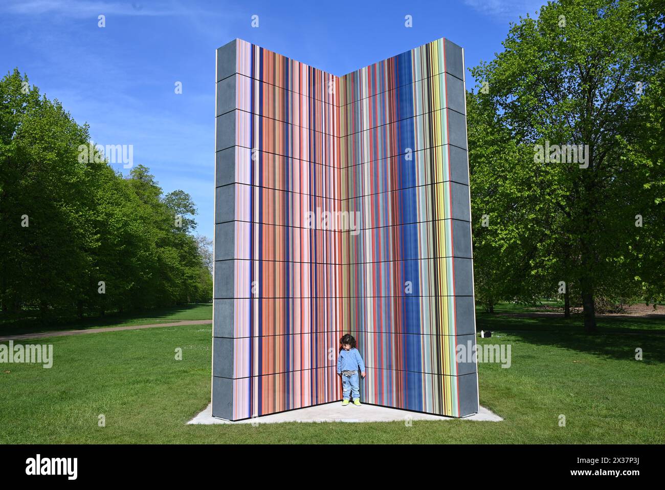 Serpentine présente une nouvelle sculpture à grande échelle de l'artiste allemand Gerhard Richter (né en 1932 à Dresde, Allemagne ; vit et travaille à Cologne, Allemagne). Situé sur le socle de Serpentine South, dans les jardins de Kensington, STRIP-TOWER (2023) est exposé du 25 avril au 27 octobre 2024. C'est la dernière présentation d'une longue série de présentations publiques remarquables dans les parcs royaux depuis la fondation de Serpentine en 1970...Serpentine South 25 avril – 27 octobre 2024 Banque D'Images