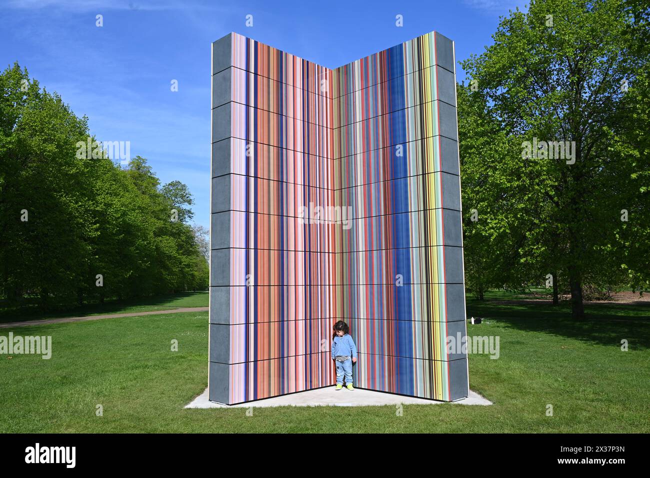 Serpentine présente une nouvelle sculpture à grande échelle de l'artiste allemand Gerhard Richter (né en 1932 à Dresde, Allemagne ; vit et travaille à Cologne, Allemagne). Situé sur le socle de Serpentine South, dans les jardins de Kensington, STRIP-TOWER (2023) est exposé du 25 avril au 27 octobre 2024. C'est la dernière présentation d'une longue série de présentations publiques remarquables dans les parcs royaux depuis la fondation de Serpentine en 1970...Serpentine South 25 avril – 27 octobre 2024 Banque D'Images