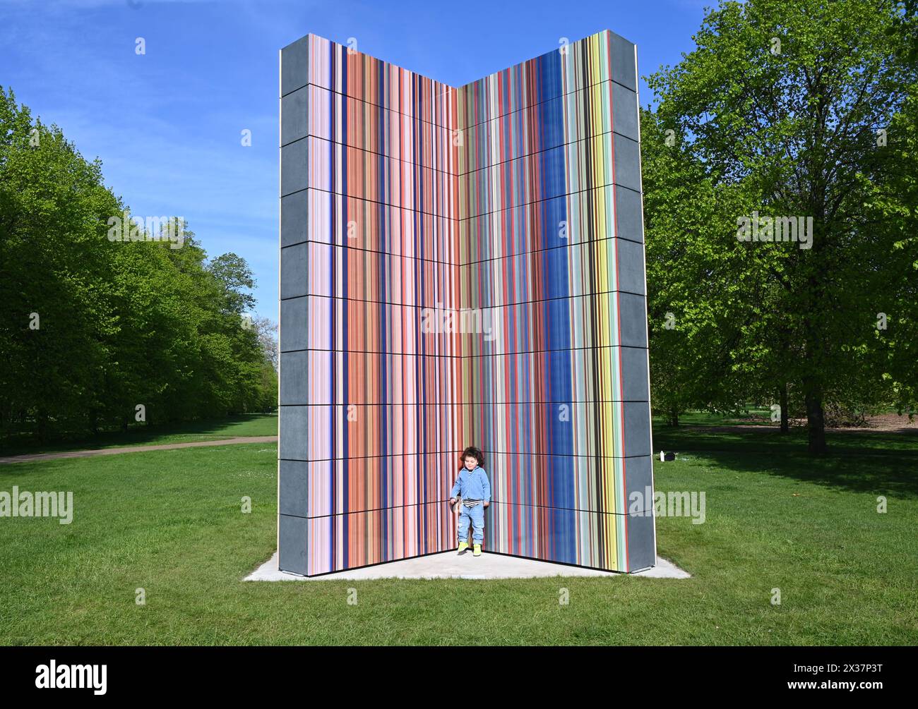 Serpentine présente une nouvelle sculpture à grande échelle de l'artiste allemand Gerhard Richter (né en 1932 à Dresde, Allemagne ; vit et travaille à Cologne, Allemagne). Situé sur le socle de Serpentine South, dans les jardins de Kensington, STRIP-TOWER (2023) est exposé du 25 avril au 27 octobre 2024. C'est la dernière présentation d'une longue série de présentations publiques remarquables dans les parcs royaux depuis la fondation de Serpentine en 1970...Serpentine South 25 avril – 27 octobre 2024 Banque D'Images