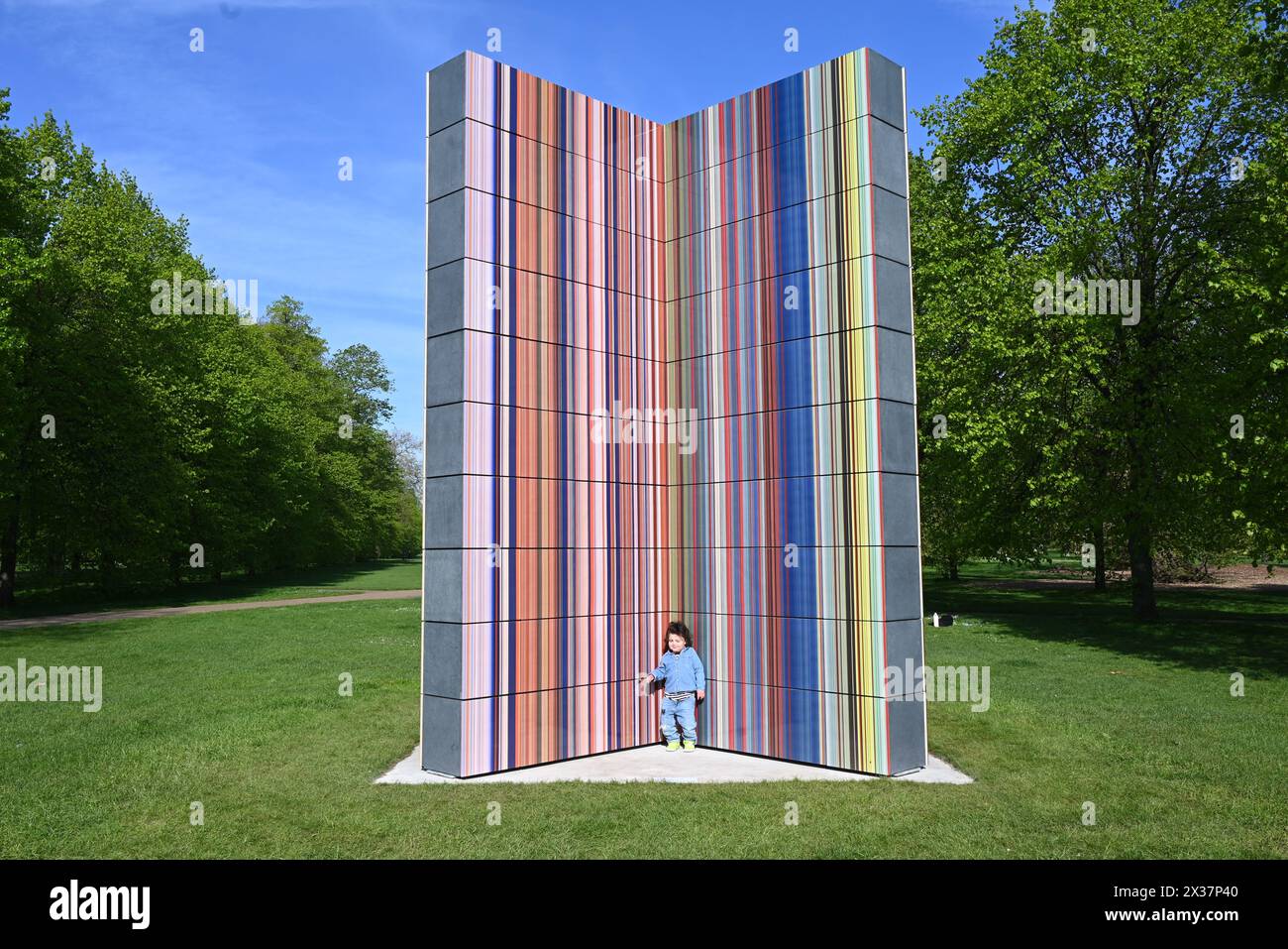 Serpentine présente une nouvelle sculpture à grande échelle de l'artiste allemand Gerhard Richter (né en 1932 à Dresde, Allemagne ; vit et travaille à Cologne, Allemagne). Situé sur le socle de Serpentine South, dans les jardins de Kensington, STRIP-TOWER (2023) est exposé du 25 avril au 27 octobre 2024. C'est la dernière présentation d'une longue série de présentations publiques remarquables dans les parcs royaux depuis la fondation de Serpentine en 1970...Serpentine South 25 avril – 27 octobre 2024 Banque D'Images