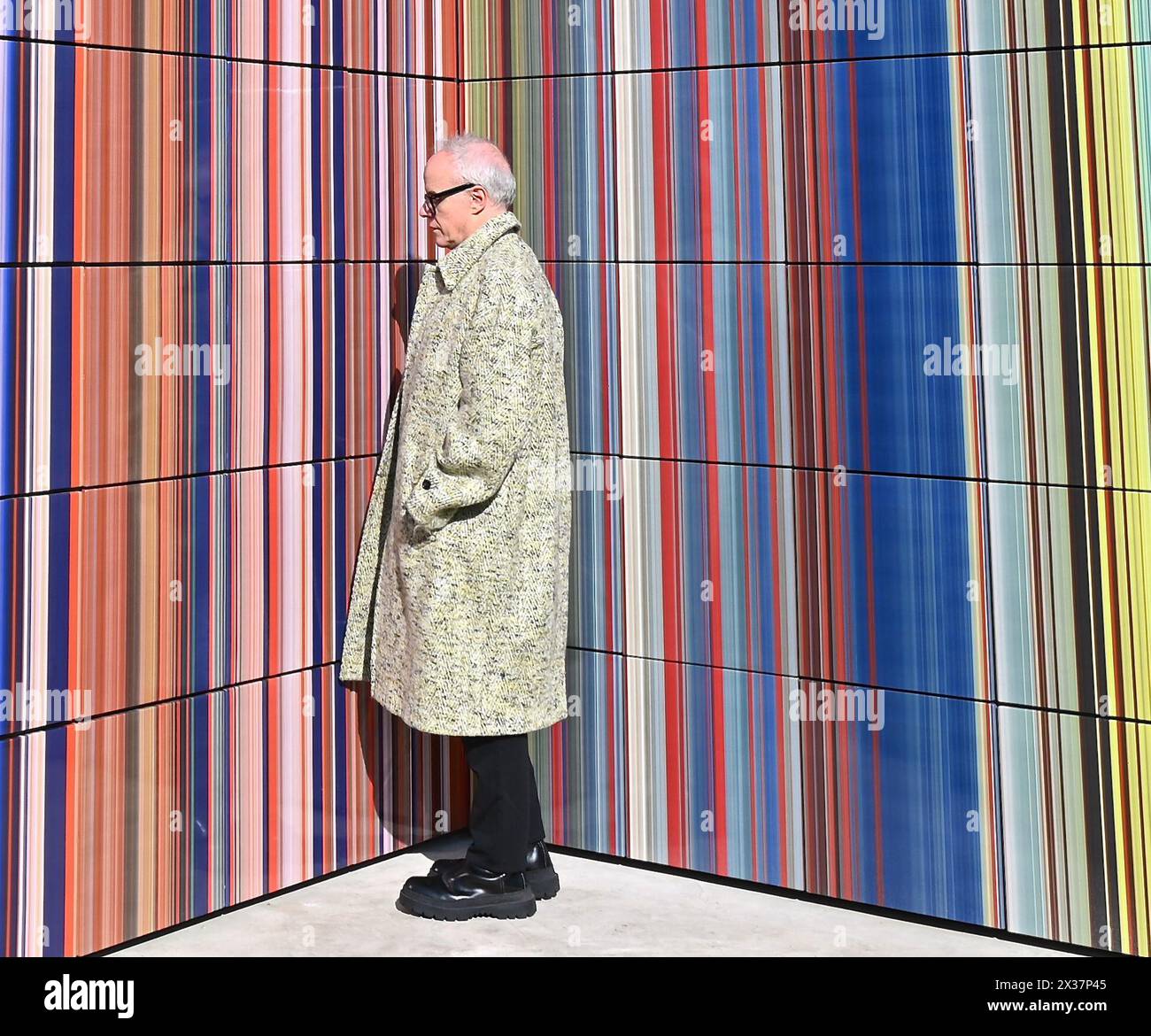 Serpentine présente une nouvelle sculpture à grande échelle de l'artiste allemand Gerhard Richter (né en 1932 à Dresde, Allemagne ; vit et travaille à Cologne, Allemagne). Situé sur le socle de Serpentine South, dans les jardins de Kensington, STRIP-TOWER (2023) est exposé du 25 avril au 27 octobre 2024. C'est la dernière présentation d'une longue série de présentations publiques remarquables dans les parcs royaux depuis la fondation de Serpentine en 1970...Serpentine South 25 avril – 27 octobre 2024 Banque D'Images