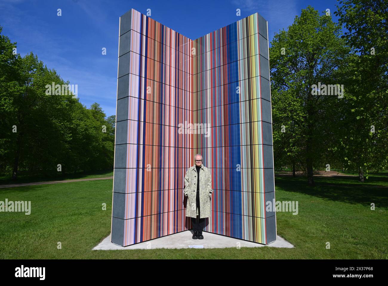 Serpentine présente une nouvelle sculpture à grande échelle de l'artiste allemand Gerhard Richter (né en 1932 à Dresde, Allemagne ; vit et travaille à Cologne, Allemagne). Situé sur le socle de Serpentine South, dans les jardins de Kensington, STRIP-TOWER (2023) est exposé du 25 avril au 27 octobre 2024. C'est la dernière présentation d'une longue série de présentations publiques remarquables dans les parcs royaux depuis la fondation de Serpentine en 1970...Serpentine South 25 avril – 27 octobre 2024 Banque D'Images
