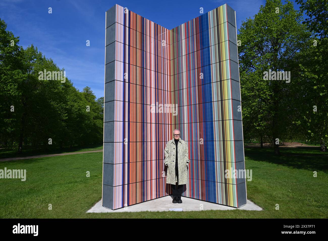 Serpentine présente une nouvelle sculpture à grande échelle de l'artiste allemand Gerhard Richter (né en 1932 à Dresde, Allemagne ; vit et travaille à Cologne, Allemagne). Situé sur le socle de Serpentine South, dans les jardins de Kensington, STRIP-TOWER (2023) est exposé du 25 avril au 27 octobre 2024. C'est la dernière présentation d'une longue série de présentations publiques remarquables dans les parcs royaux depuis la fondation de Serpentine en 1970...Serpentine South 25 avril – 27 octobre 2024 Banque D'Images