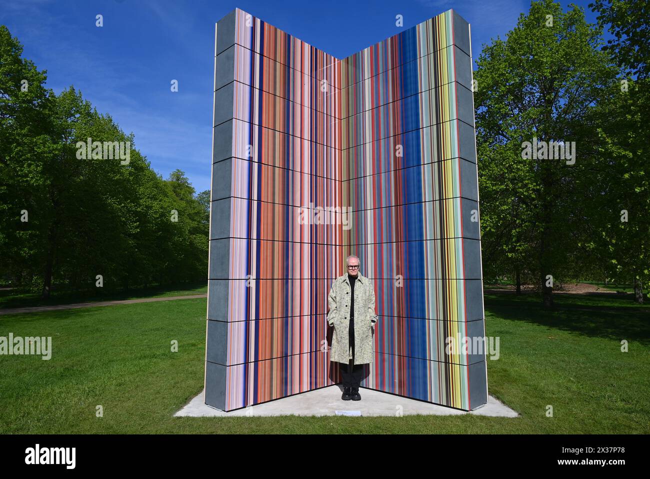 Serpentine présente une nouvelle sculpture à grande échelle de l'artiste allemand Gerhard Richter (né en 1932 à Dresde, Allemagne ; vit et travaille à Cologne, Allemagne). Situé sur le socle de Serpentine South, dans les jardins de Kensington, STRIP-TOWER (2023) est exposé du 25 avril au 27 octobre 2024. C'est la dernière présentation d'une longue série de présentations publiques remarquables dans les parcs royaux depuis la fondation de Serpentine en 1970...Serpentine South 25 avril – 27 octobre 2024 Banque D'Images