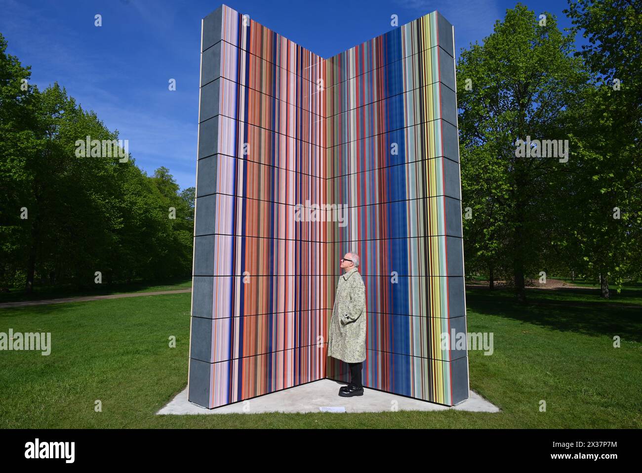 Serpentine présente une nouvelle sculpture à grande échelle de l'artiste allemand Gerhard Richter (né en 1932 à Dresde, Allemagne ; vit et travaille à Cologne, Allemagne). Situé sur le socle de Serpentine South, dans les jardins de Kensington, STRIP-TOWER (2023) est exposé du 25 avril au 27 octobre 2024. C'est la dernière présentation d'une longue série de présentations publiques remarquables dans les parcs royaux depuis la fondation de Serpentine en 1970...Serpentine South 25 avril – 27 octobre 2024 Banque D'Images
