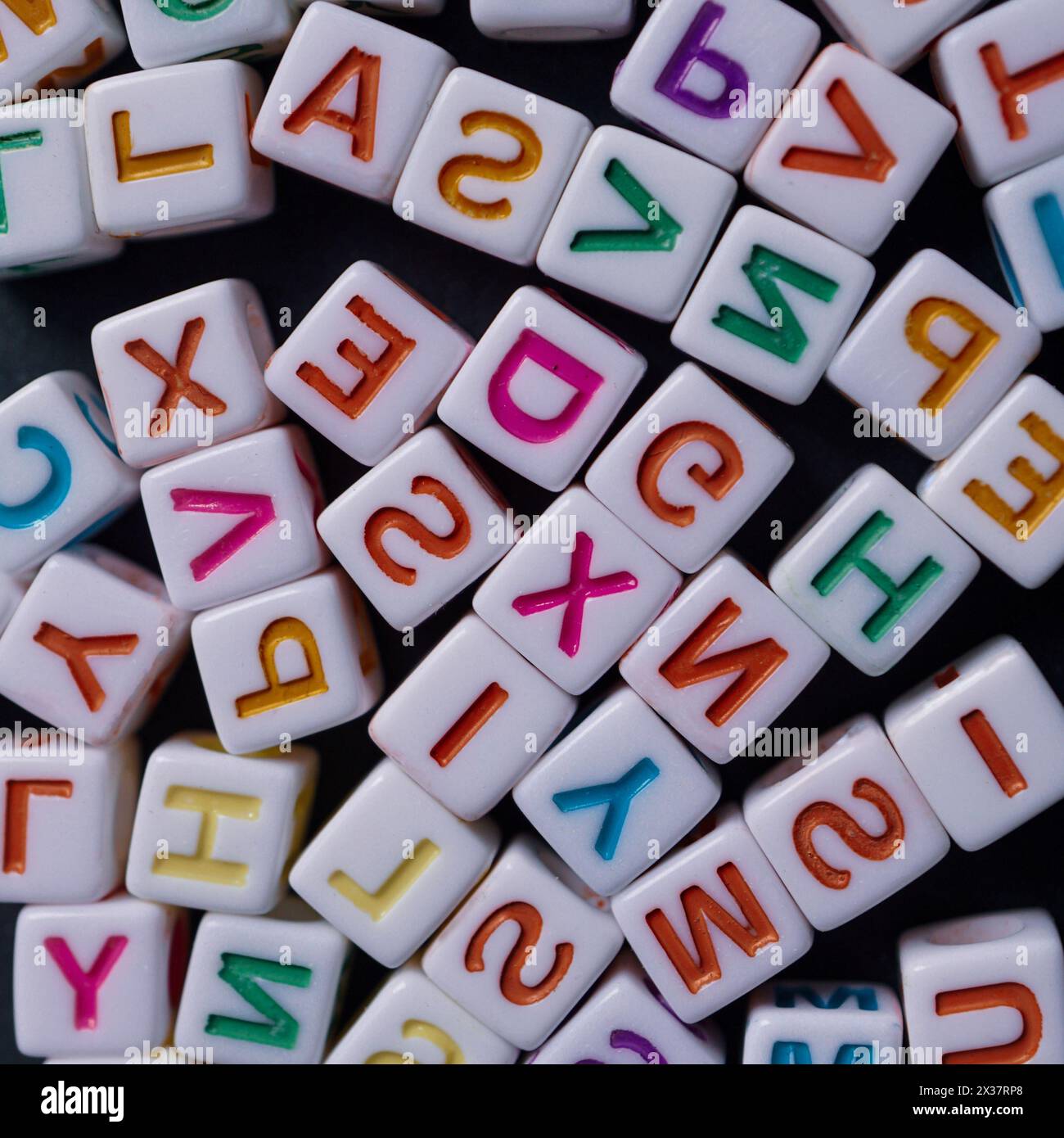 Cubes de lettres colorés, jouet et éducation Banque D'Images