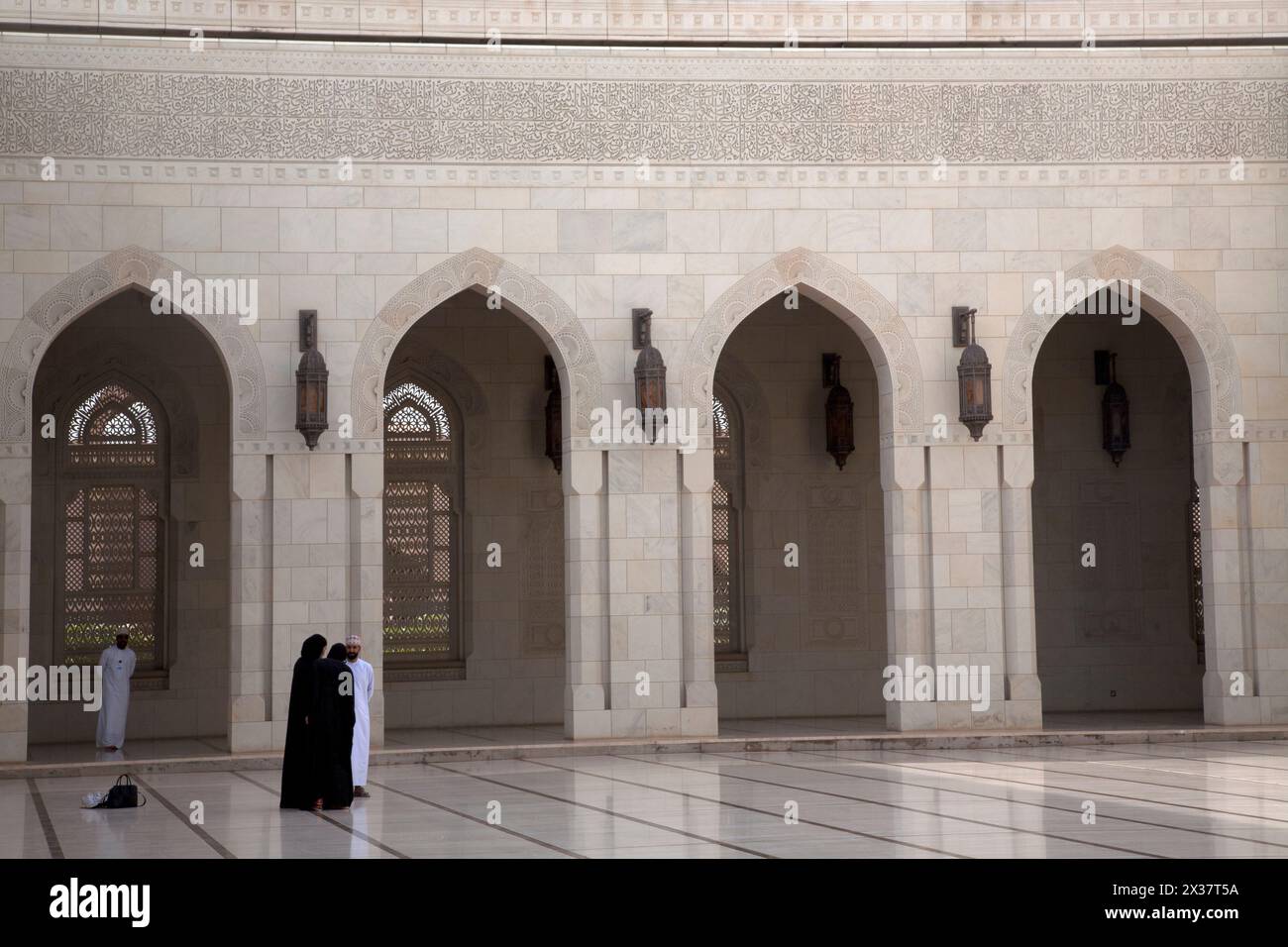 hommes et femmes omanais rawiq sultan qaboos grande mosquée muscat oman moyen-orient Banque D'Images