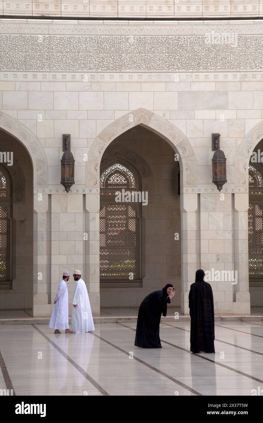 hommes et femmes omanais rawiq sultan qaboos grande mosquée muscat oman moyen-orient Banque D'Images