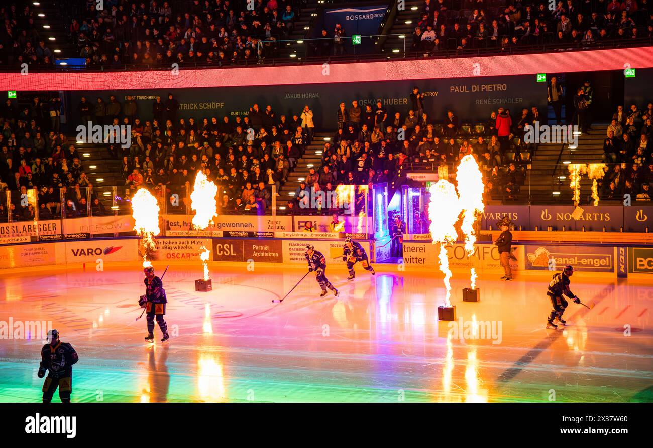 Die Spieler des EV Zug werden auf dem Eis mit Feuer empfangen. (Zoug, Schweiz, 26.03.2023) Banque D'Images