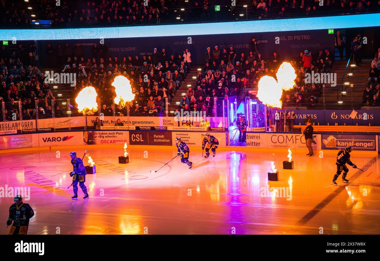 Die Spieler des EV Zug werden auf dem Eis mit Feuer empfangen. (Zoug, Schweiz, 26.03.2023) Banque D'Images