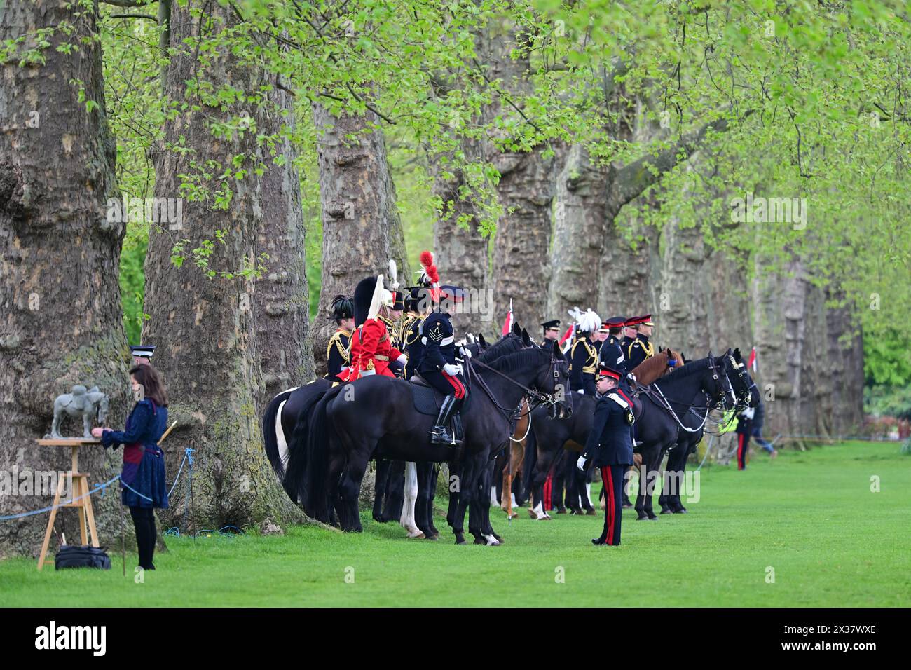 Hyde Park, Londres, Royaume-Uni. 25 avril 2024. Les gardes du corps montés du roi défilent à Hyde Park pour prouver qu'ils sont prêts pour un autre été chargé de pageanterie. Après des préparatifs intenses impliquant des centaines d'heures d'entraînement, perfectionnant les prouesses physiques et mentales des chevaux et des cavaliers, le Household Cavalry Mounted Regiment est mis à l'épreuve lors de son inspection annuelle par le major-général James Bowder OBE, l'officier général commandant la Household Division. Le major général, Riding Jumping Jack, inspecte le régiment, formé sur les terrains Old Football à Hyde Park. Le régiment, c Banque D'Images