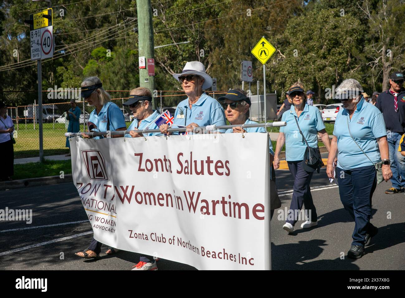 ANZAC Day 2024, marche du groupe de femmes Zonta International avec une bannière reconnaissant le rôle des femmes en temps de guerre, Avalon Beach à Sydney, Australie Banque D'Images