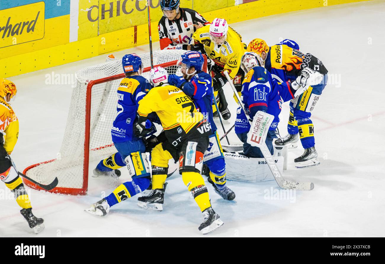 In der 29. Spielminute verkürzen die Berner das score auf 2:1. Stürmer #24 trifft Dominik Kahun. Eine umstrittene Torszene. (Kloten, Schweiz, 09.03.20 Banque D'Images