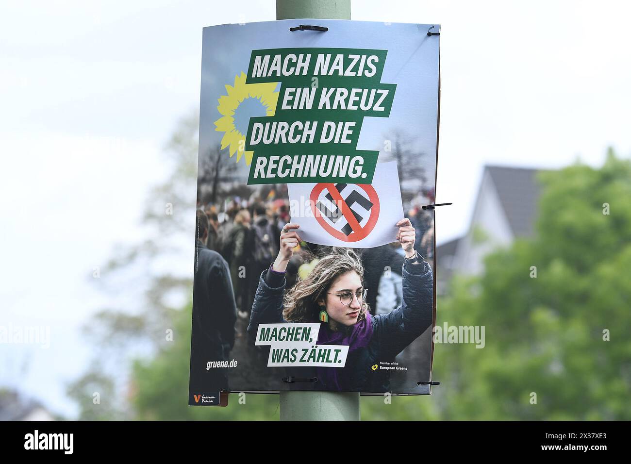 Duisbourg, Allemagne. 25 avril 2024. Wahlplakate zur Europawahl 2024 Ein Wahlplakat der Partei Buendnis 90/Die Gruenen mit der Aufschrift : Mach Nazis ein Kreuz durch die Rechnung. Machen était zaehlt. Die Europawahl ist eine seit 1979 in der Europaeischen Union alle fuenf Jahre stattfindende unmittelbare, freie und geheime Wahl, BEI der die Abgeordneten des Europaeischen Parlaments bestimmt werden Foto : Revierfoto crédit : ddp media GmbH/Alamy Live News Banque D'Images