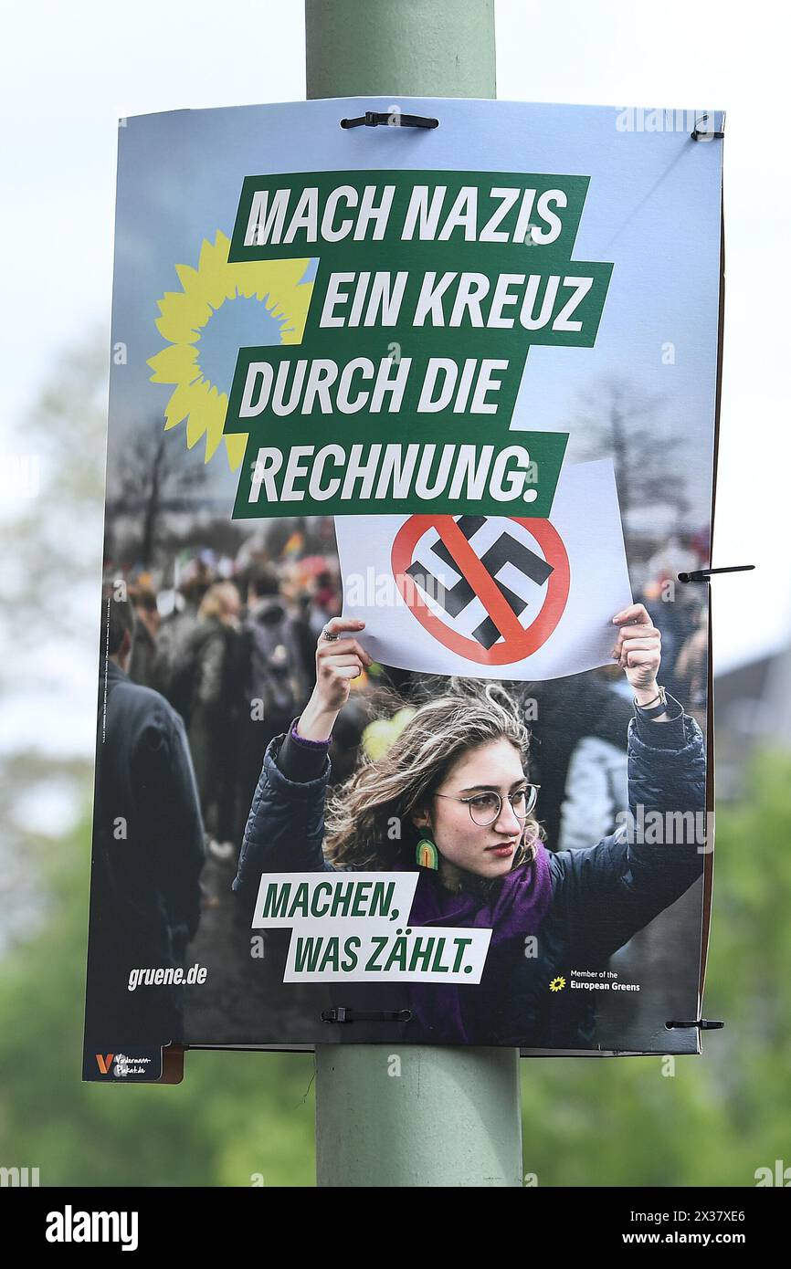 Duisbourg, Allemagne. 25 avril 2024. Wahlplakate zur Europawahl 2024 Ein Wahlplakat der Partei Buendnis 90/Die Gruenen mit der Aufschrift : Mach Nazis ein Kreuz durch die Rechnung. Machen était zaehlt. Die Europawahl ist eine seit 1979 in der Europaeischen Union alle fuenf Jahre stattfindende unmittelbare, freie und geheime Wahl, BEI der die Abgeordneten des Europaeischen Parlaments bestimmt werden Foto : Revierfoto crédit : ddp media GmbH/Alamy Live News Banque D'Images