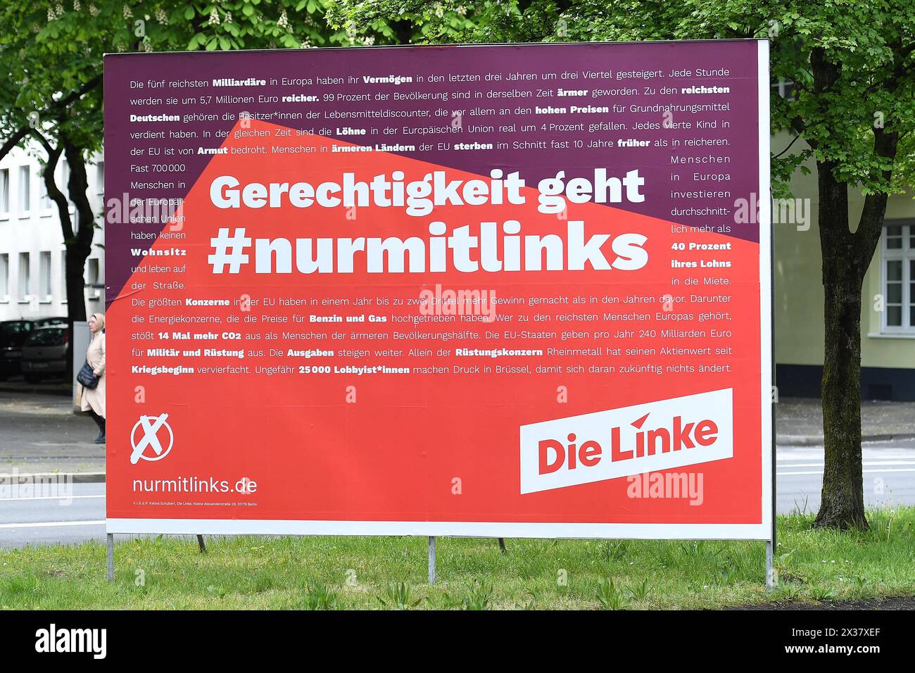 Duisbourg, Allemagne. 25 avril 2024. Wahlplakate zur Europawahl 2024 Ein Wahlplakat der Partei Die Linke ( Freie Demokratische Partei ) mit der Aufschrift : Gerechtigkeit geht #nurmitlinks Die Europawahl ist eine seit 1979 in der Europaeischen Union alle fuenf Jahre stattfindende unmittelbare, freie und geheime Wahl, BEI der Abgeorden neten des foehden Europeisbden Parmt: Revierfoto crédit : ddp Media GmbH/Alamy Live News Banque D'Images