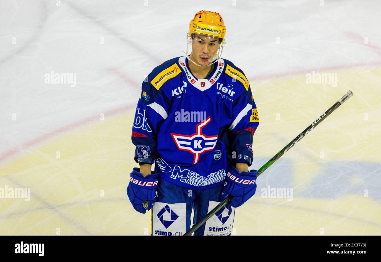 EHC Kloten Stürmer und Topskorer Jonathan Ang, während dem Spiel gegen den SCL Tigers in der Stimon Arena, auf dem Weg zur Spielerbank. (Kloten, Schw Banque D'Images