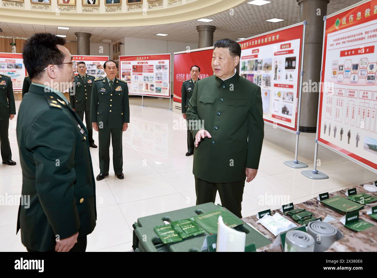 Chongqing, Comité central du Parti communiste chinois et président de la Commission militaire centrale. 23 avril 2024. Le président chinois Xi Jinping, également secrétaire général du Comité central du Parti communiste chinois et président de la Commission militaire centrale, apprend l'équipement concernant le traitement médical du champ de bataille et sa démonstration opérationnelle à l'Université médicale de l'armée le 23 avril 2024. XI a inspecté l'Université médicale de l'armée mardi. Crédit : Li Gang/Xinhua/Alamy Live News Banque D'Images