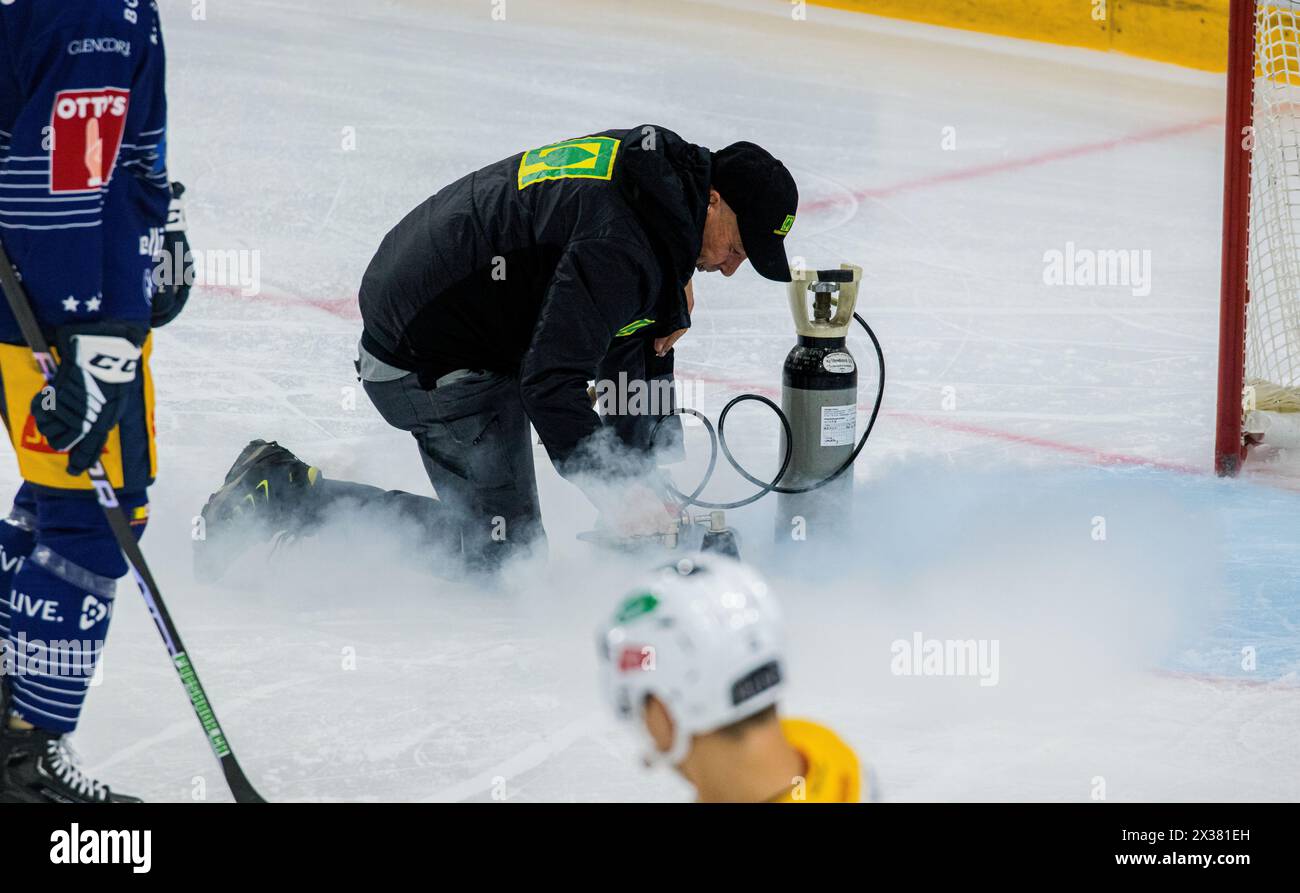 Ein Eismeister repariiert mit Stickstoff eine kingte Eisfläche. (Zoug, Schweiz, 17.09.2022) Banque D'Images