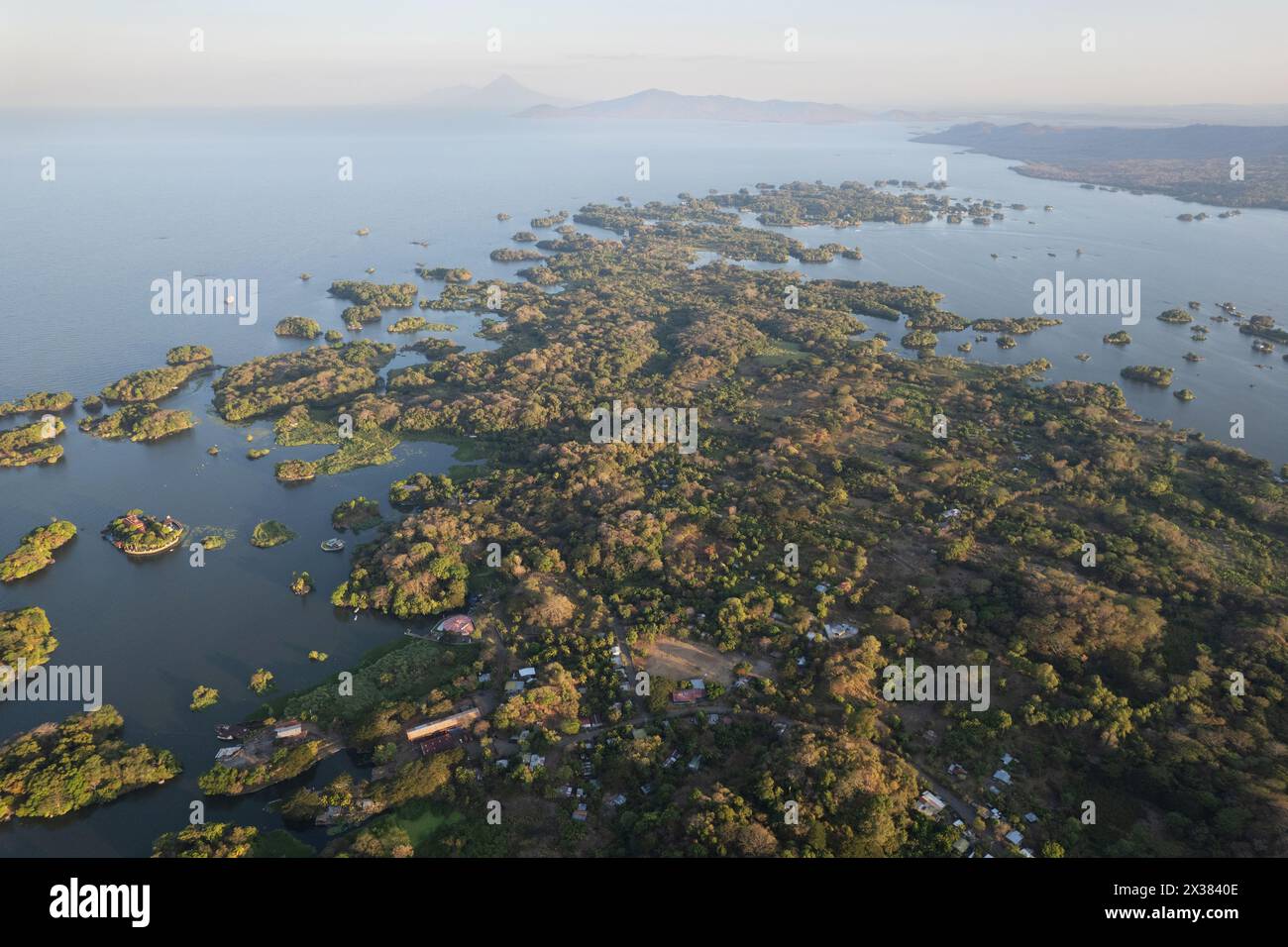 Lac Isletas avec îles vue aérienne drone sur les couleurs du coucher du soleil Banque D'Images