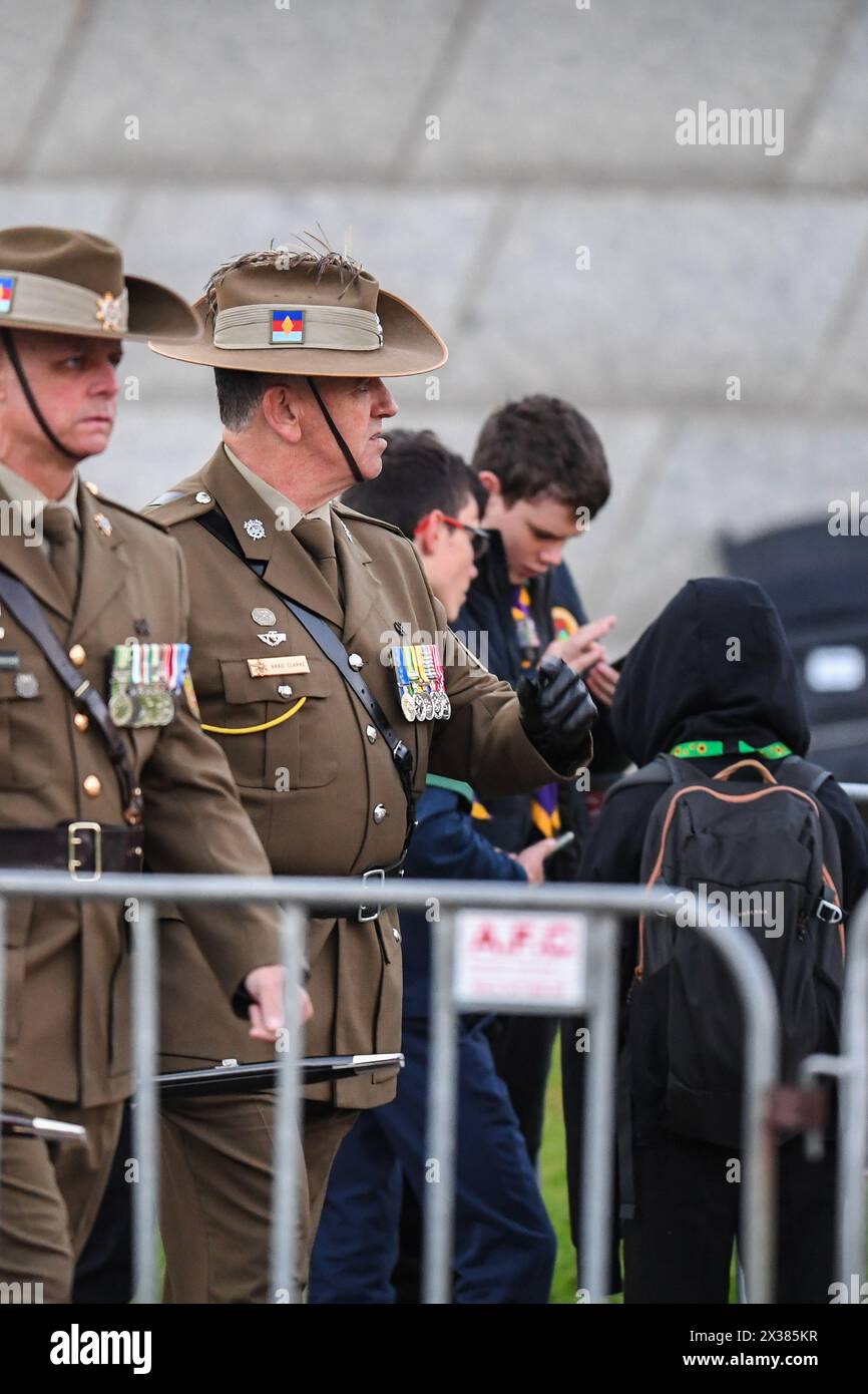 Brad Clarke est vu après l'ANZAC Day Dawn Service, au Melbourne Shrine of Remembrance Memorial. Le Service de l'aube est organisé dans le cadre des cérémonies de l'ANZAC Day pour honorer ceux qui sont tombés au combat. Pendant la première Guerre mondiale, l'aube est devenue un moment privilégié pour les attaques. Les soldats en position défensive étaient réveillés dans l'obscurité avant le lever du soleil et avaient leurs armes avant la première lumière. Après la première Guerre mondiale, les soldats de retour cherchaient la camaraderie qu'ils ressentaient dans ces moments calmes et paisibles avant l'aube. Rappelant les moments à l'aube avant la bataille, un service commémoratif de l'aube est devenu une forme importante de comme Banque D'Images