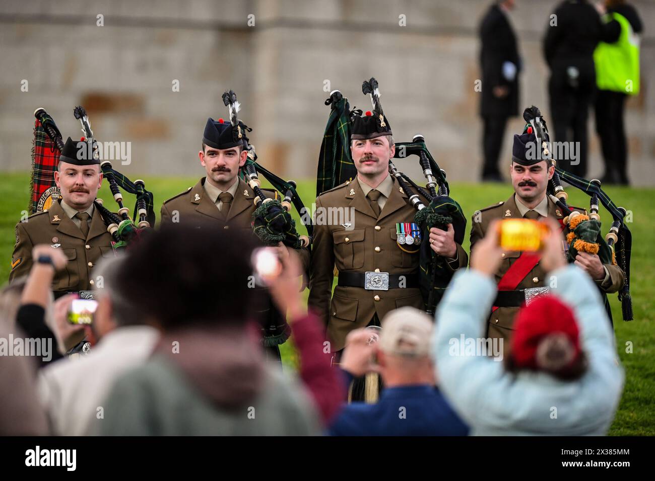 Des cornemuses de l'armée australienne sont vues après l'ANZAC Day Dawn Service, au mémorial du Sanctuaire du souvenir de Melbourne. Le Service de l'aube est organisé dans le cadre des cérémonies de l'ANZAC Day pour honorer ceux qui sont tombés au combat. Pendant la première Guerre mondiale, l'aube est devenue un moment privilégié pour les attaques. Les soldats en position défensive étaient réveillés dans l'obscurité avant le lever du soleil et avaient leurs armes avant la première lumière. Après la première Guerre mondiale, les soldats de retour cherchaient la camaraderie qu'ils ressentaient dans ces moments calmes et paisibles avant l'aube. Rappelant les moments à l'aube avant la bataille, un service commémoratif de l'aube est devenu un Banque D'Images