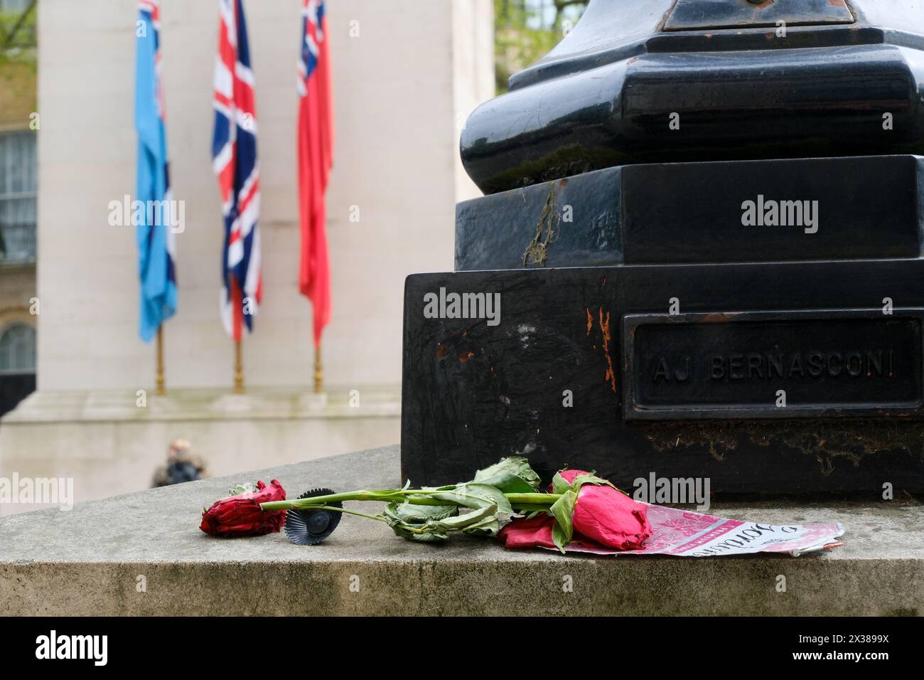 Cénotaphe, Whitehall, Londres, Royaume-Uni. 25 avril 2024. Couronnes Anzac Day posées au cénotaphe de Londres. Credit : Matthew Chattle/Alamy Live News Banque D'Images